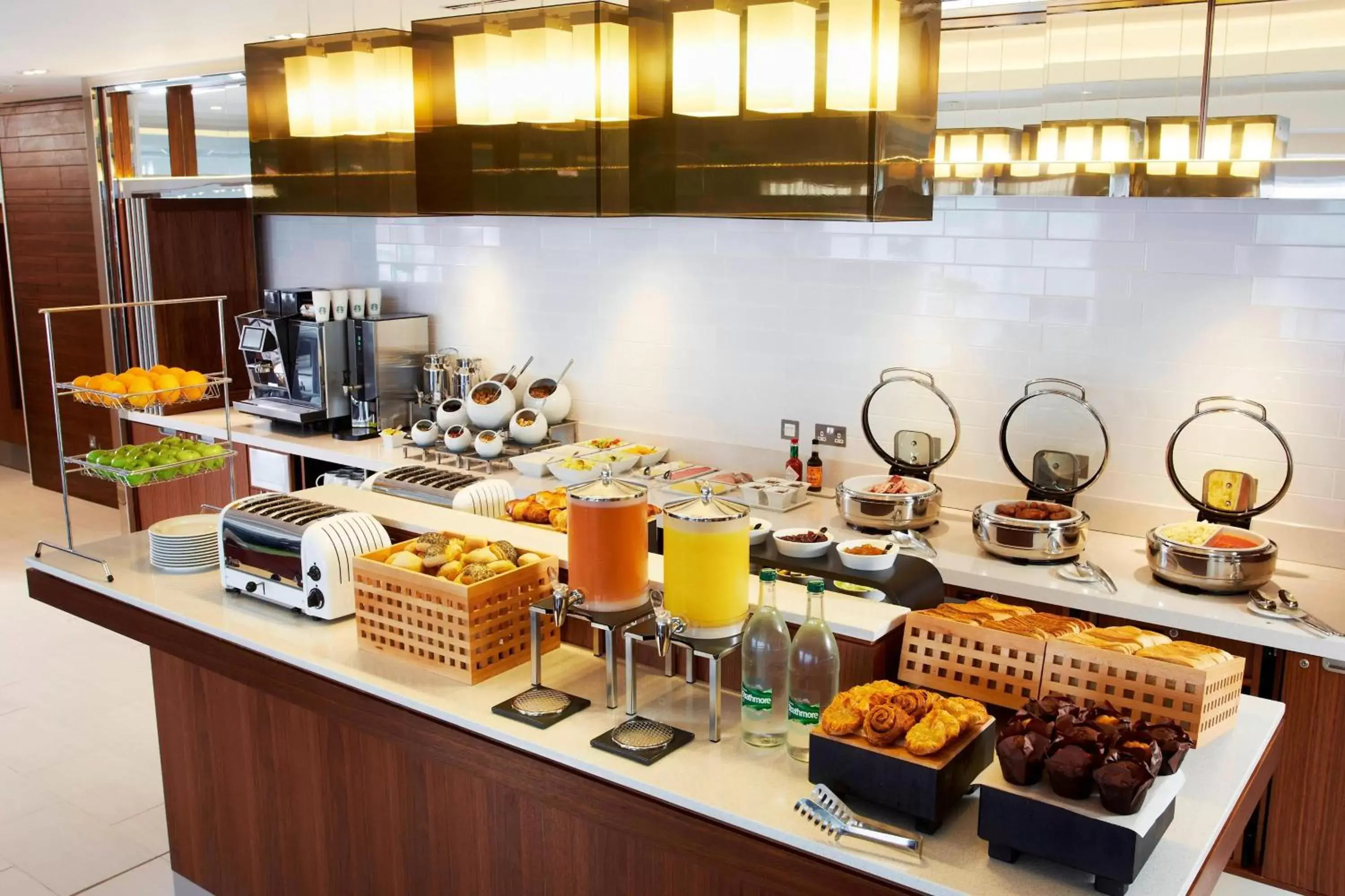 Breakfast, Kitchen/Kitchenette in Courtyard by Marriott Aberdeen Airport