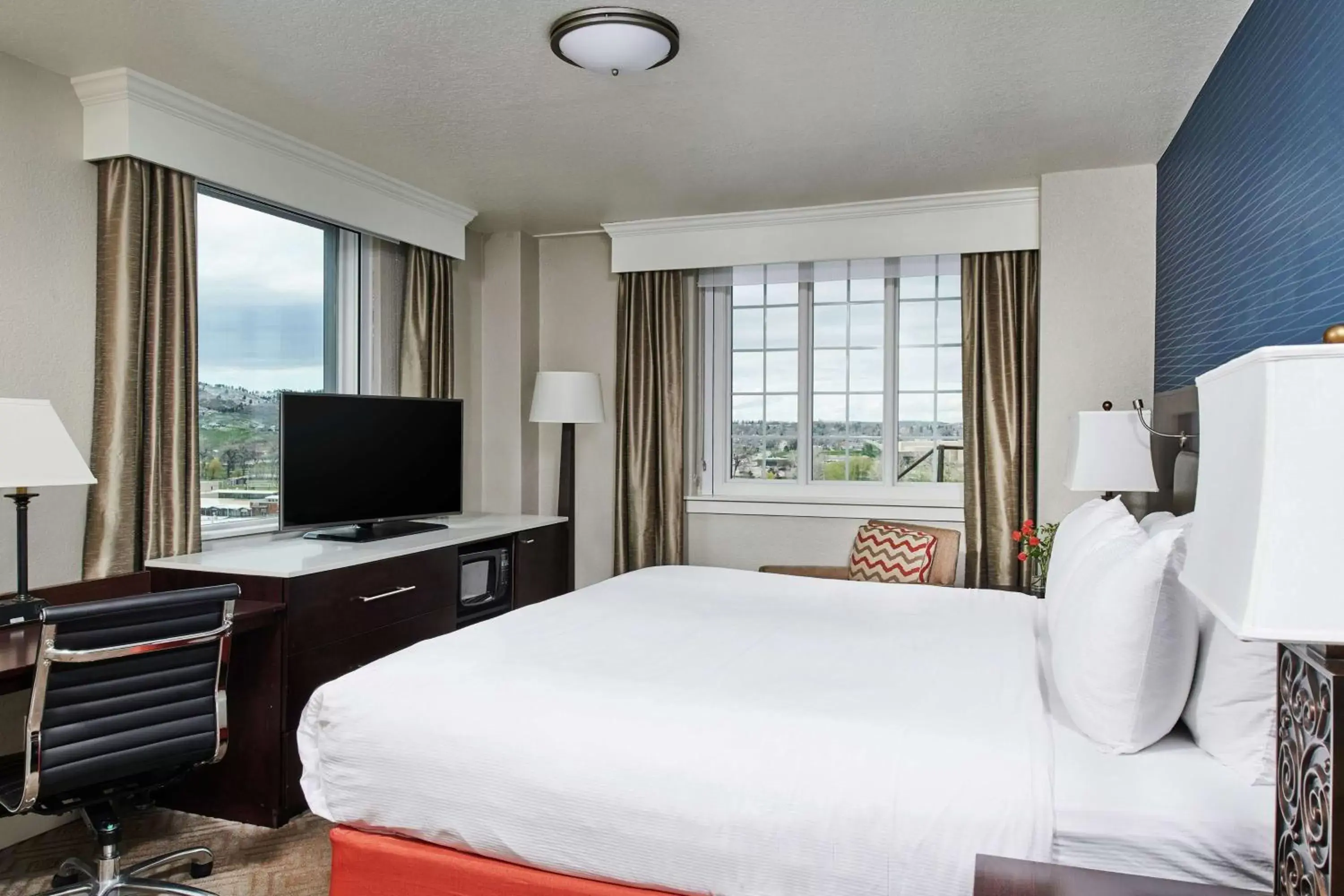 Bedroom, TV/Entertainment Center in Hotel Alex Johnson Rapid City, Curio Collection by Hilton