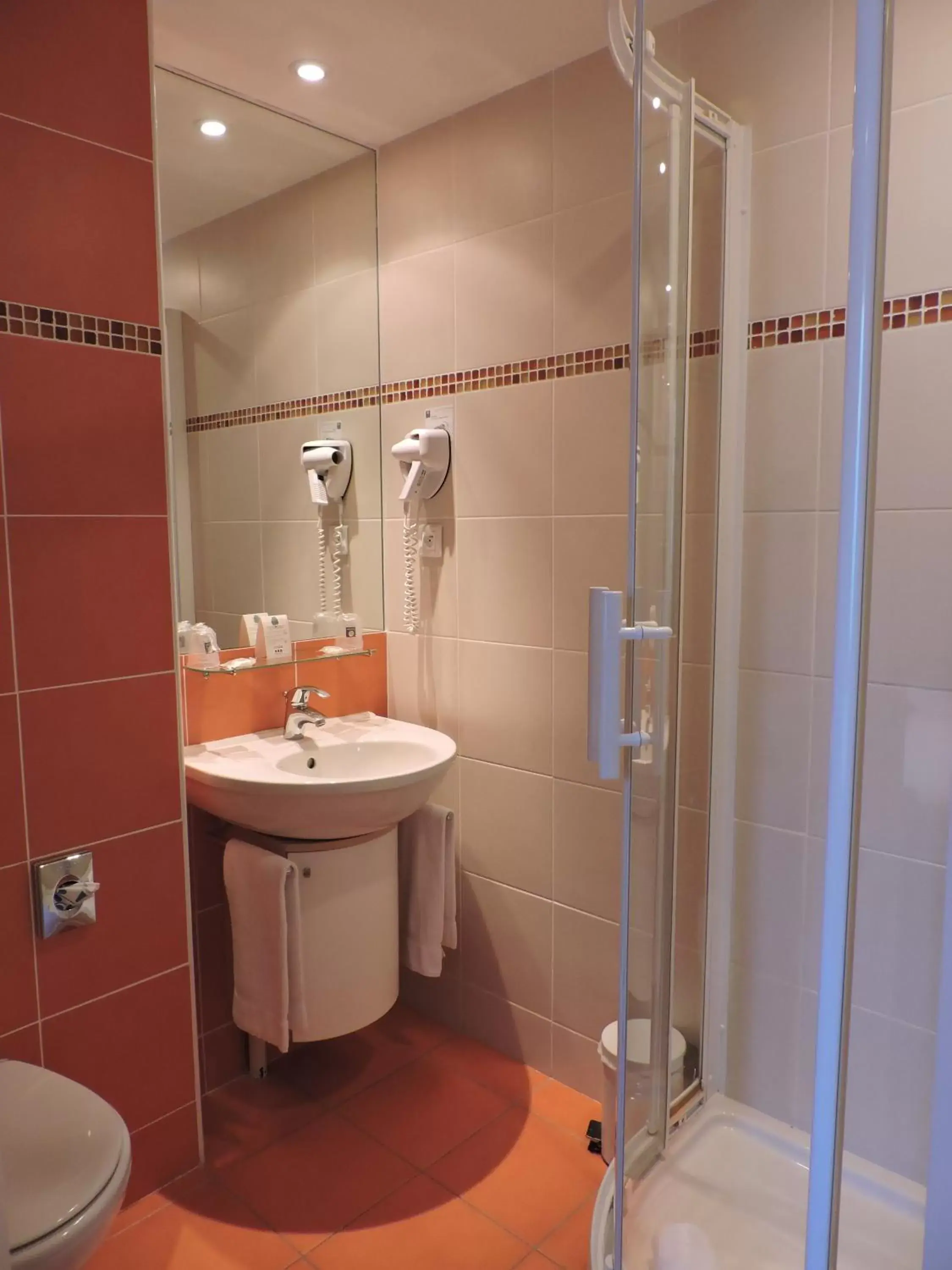 Shower, Bathroom in Hotel Balmoral Dinard