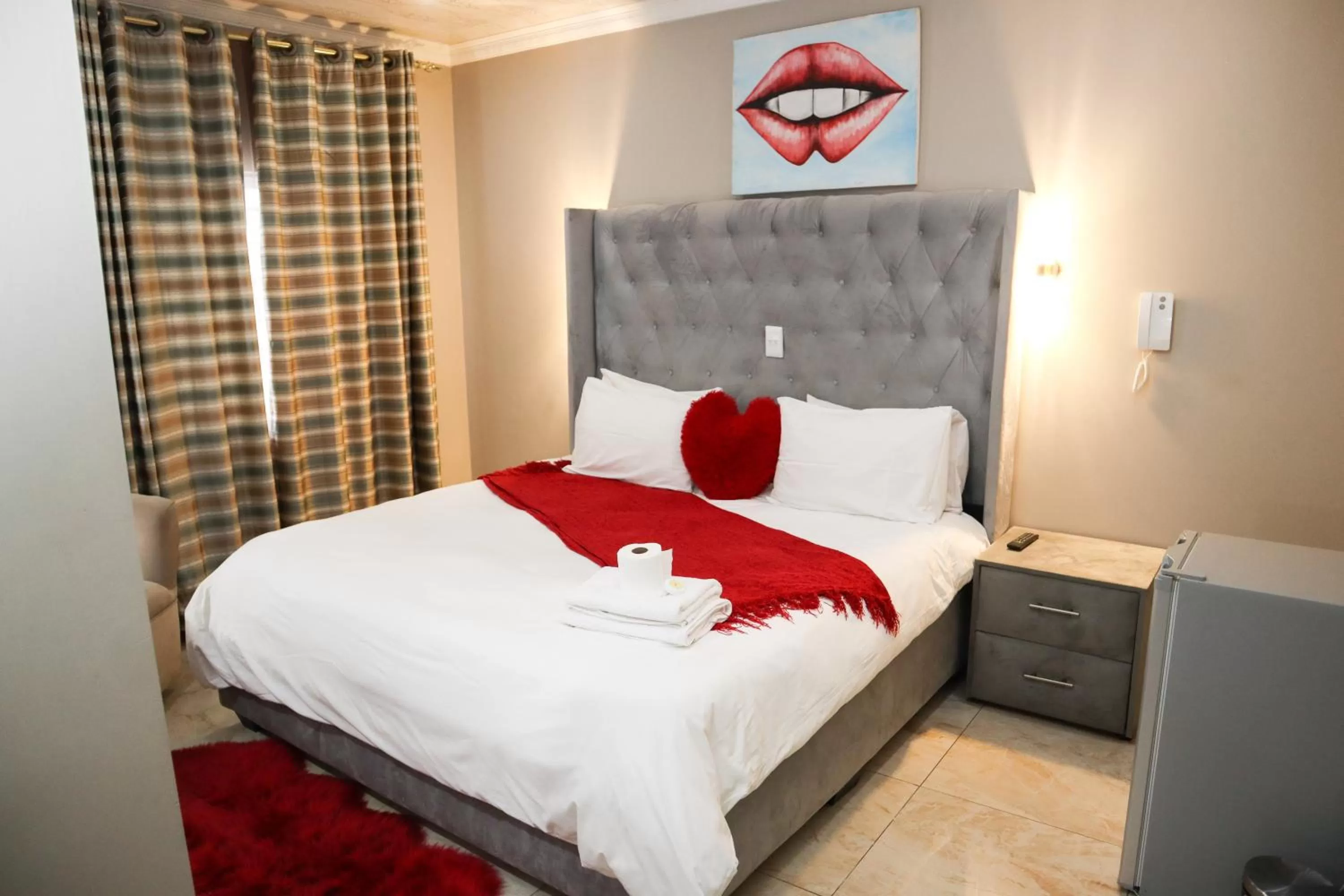 Bedroom, Bed in Gold Crown International Hotel Johannesburg