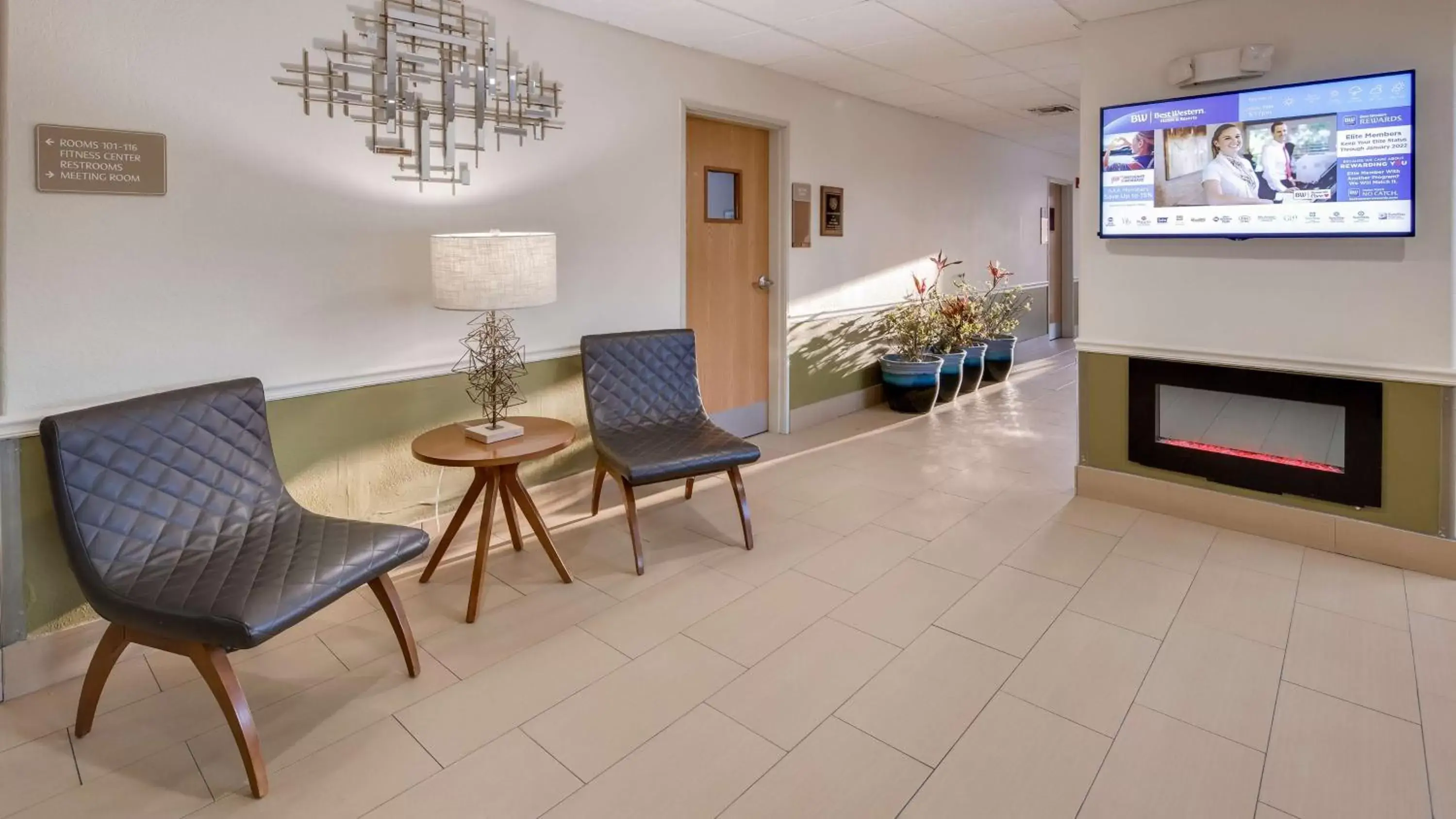 Lobby or reception, Seating Area in Best Western Rayne Inn