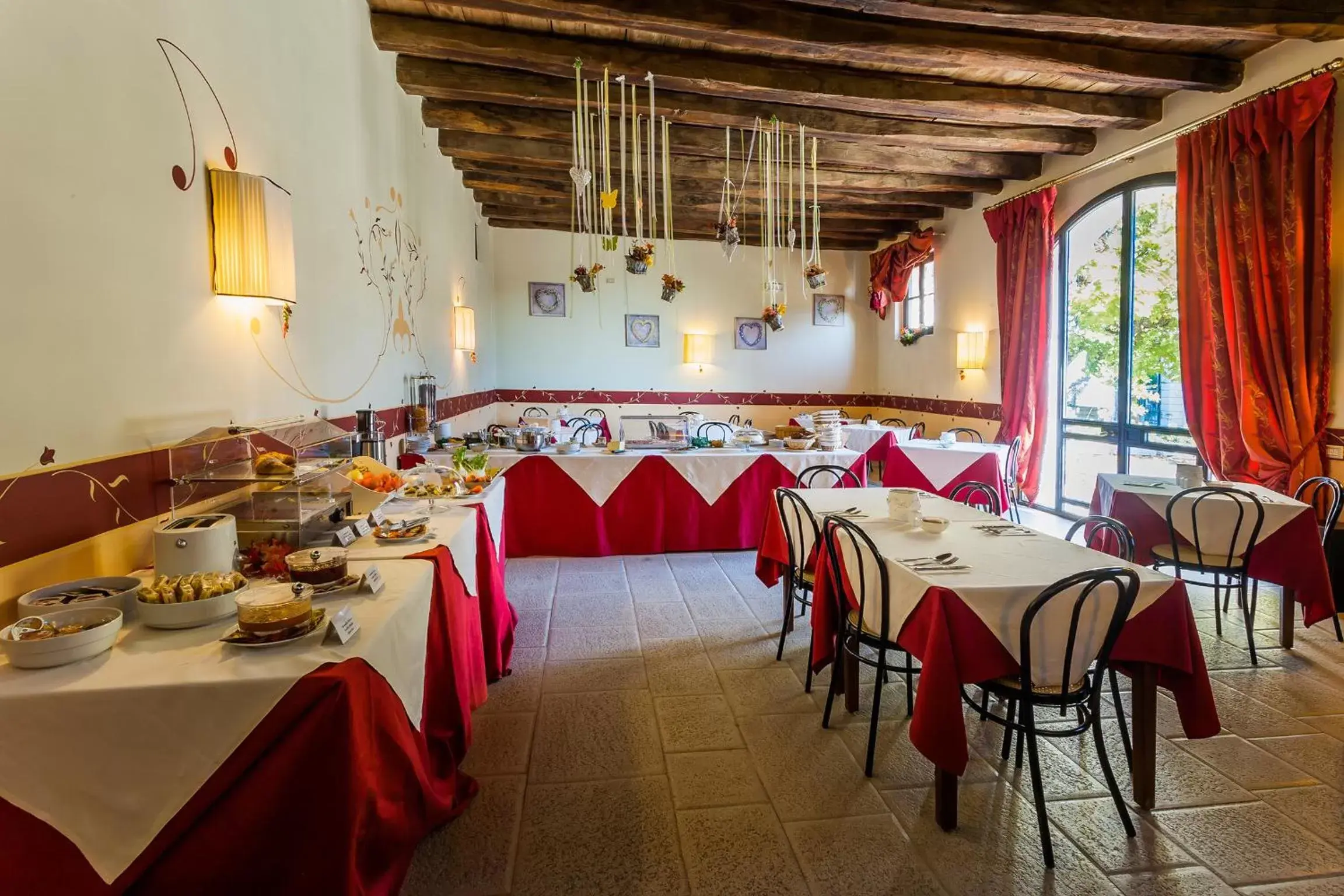 Restaurant/Places to Eat in Hotel Villa Policreti
