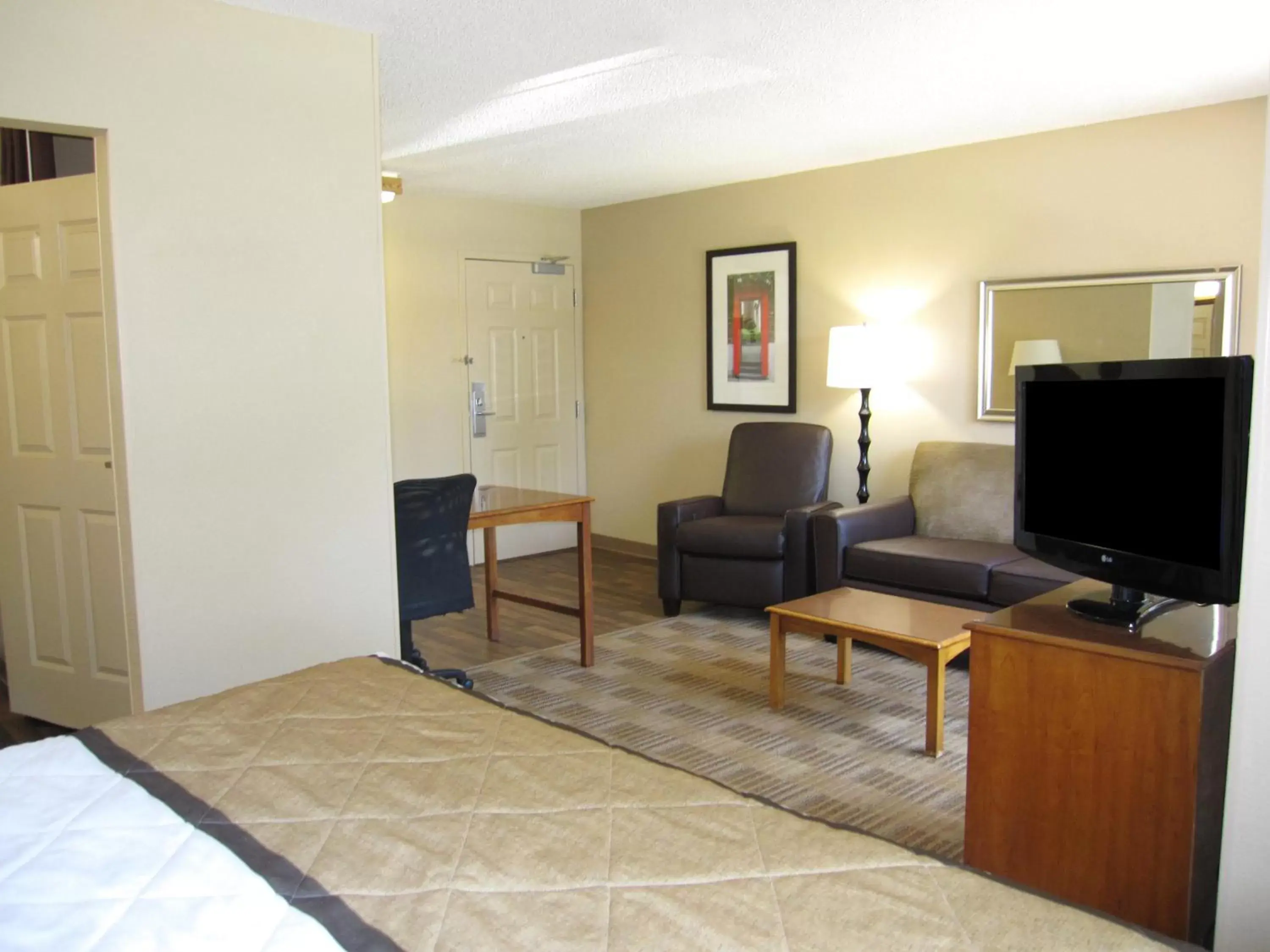 Bed, TV/Entertainment Center in Extended Stay America Suites - Chicago - O'Hare - Allstate Arena