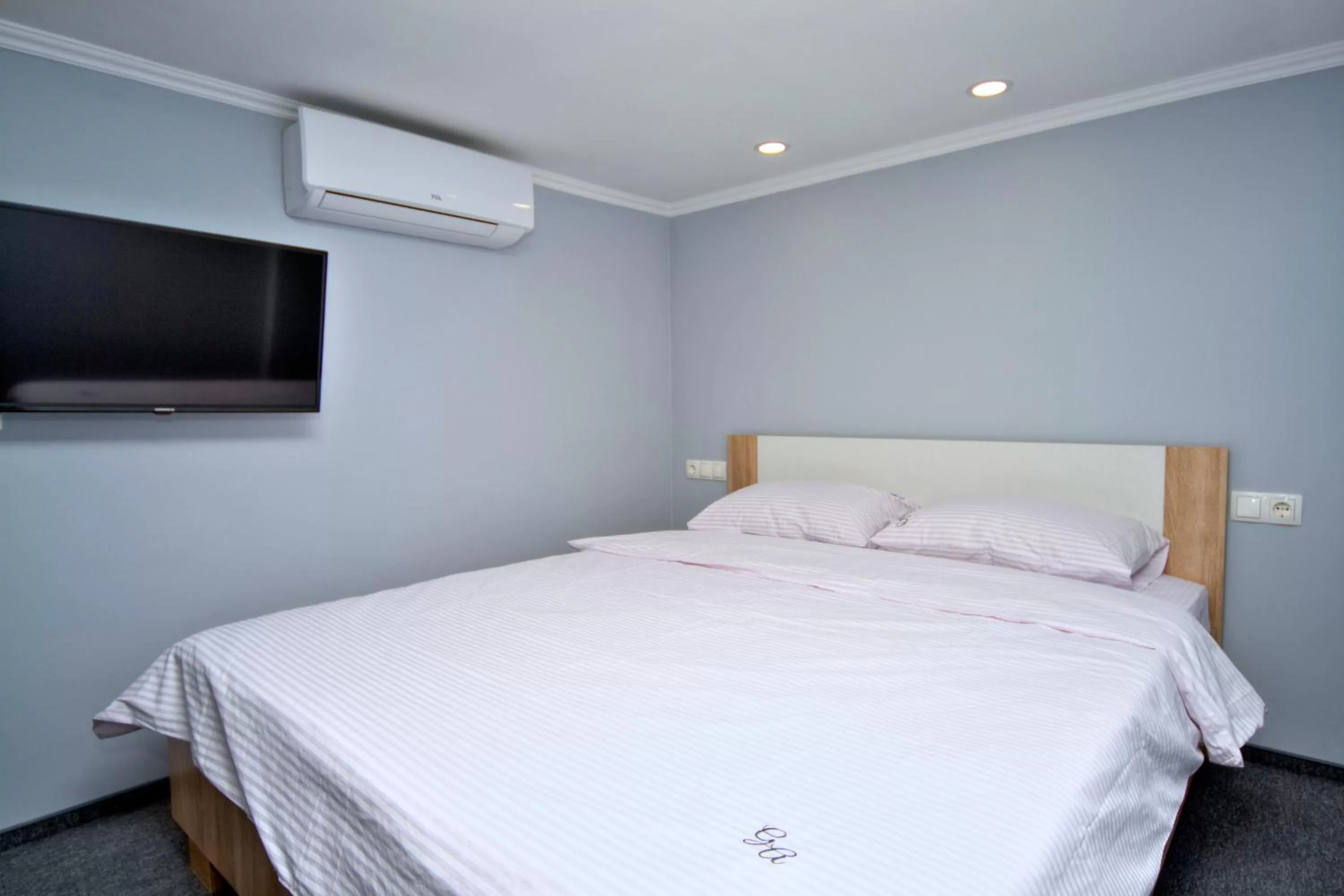 Bed in Grand Apartments