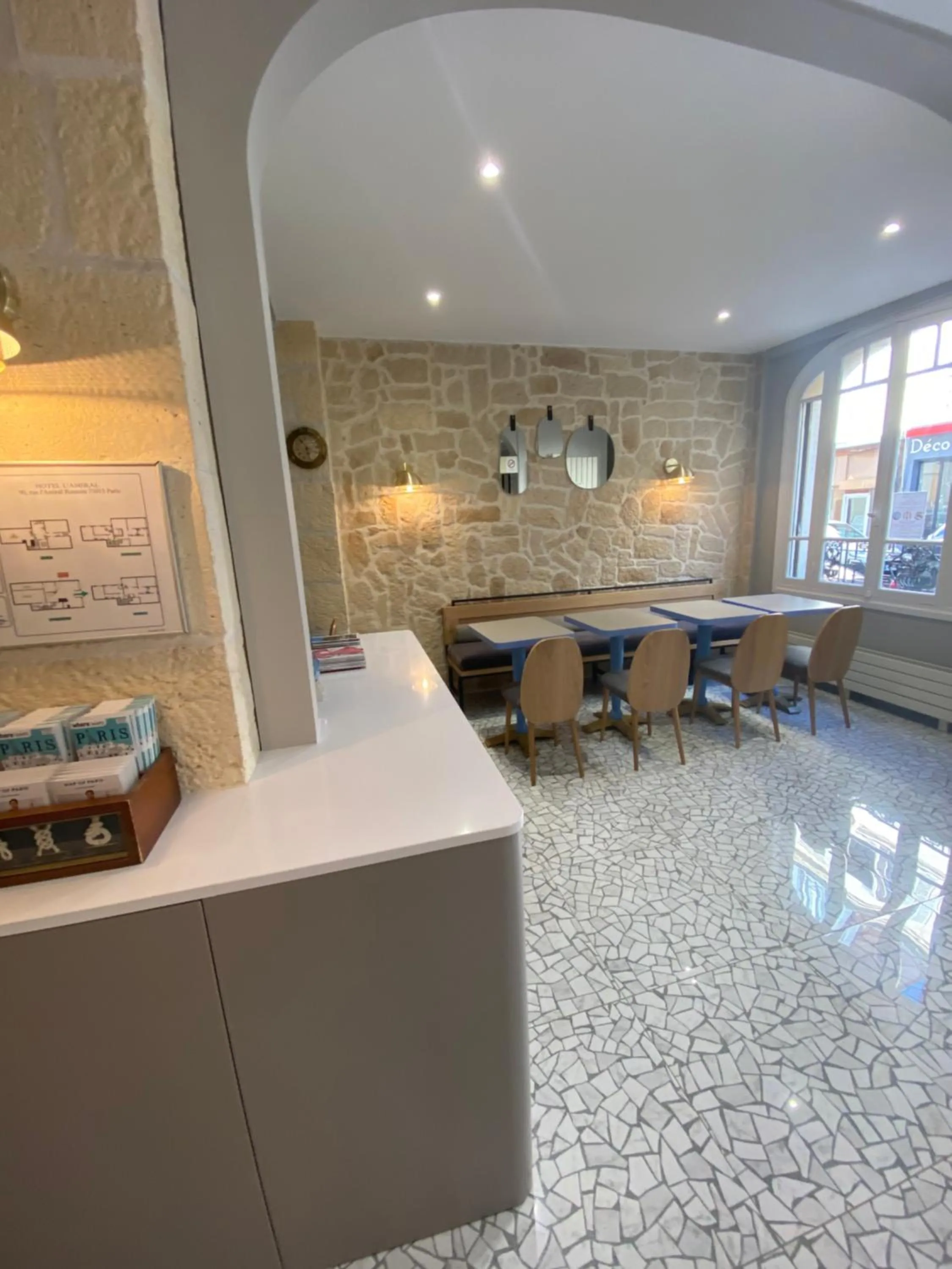 Lobby or reception in L'Amiral