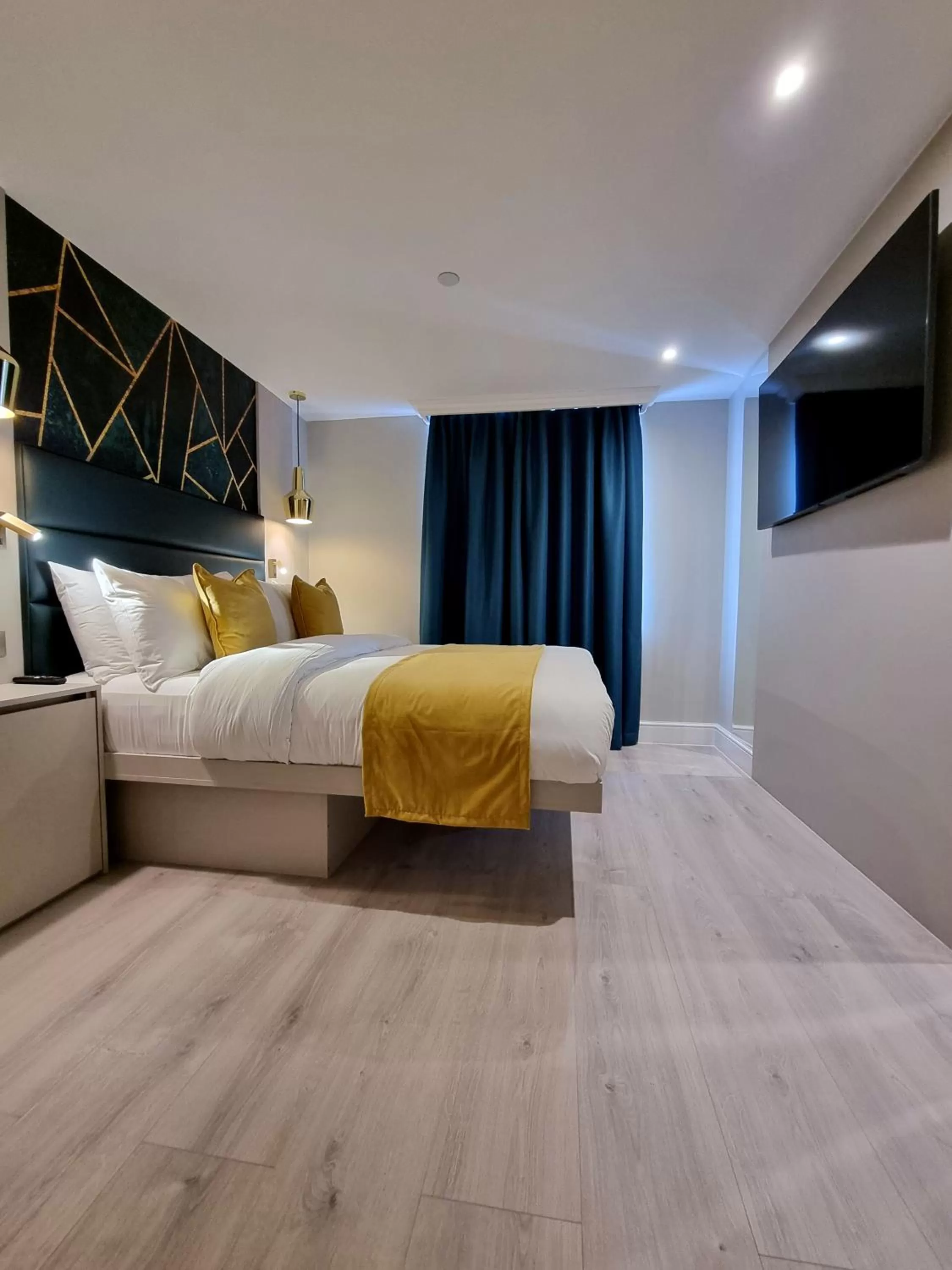 Photo of the whole room, Bed in NOX Kensington Gardens