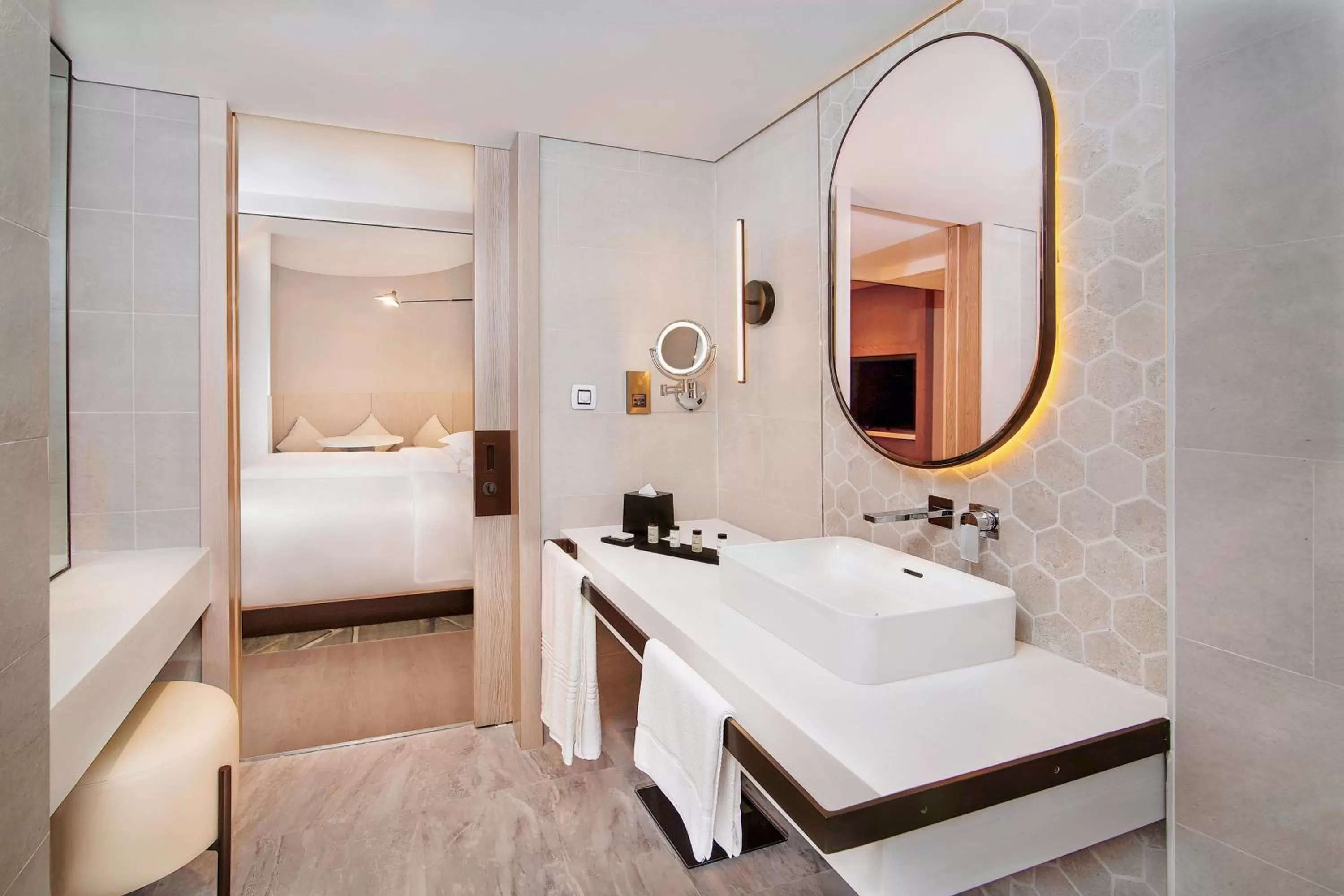 Bathroom, Bed in Sheraton Abu Dhabi Hotel & Resort