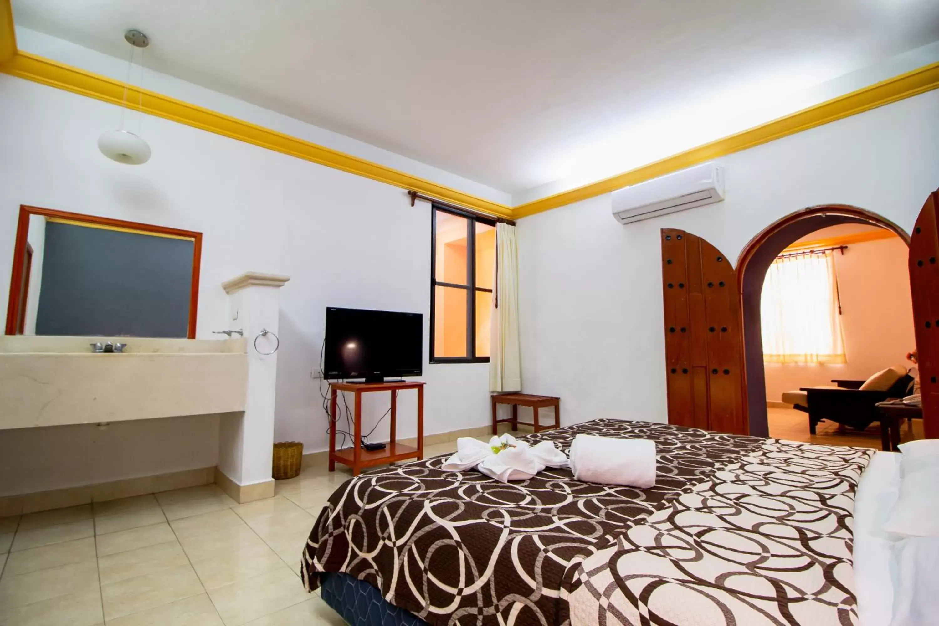 TV and multimedia, TV/Entertainment Center in Hotel Montejo