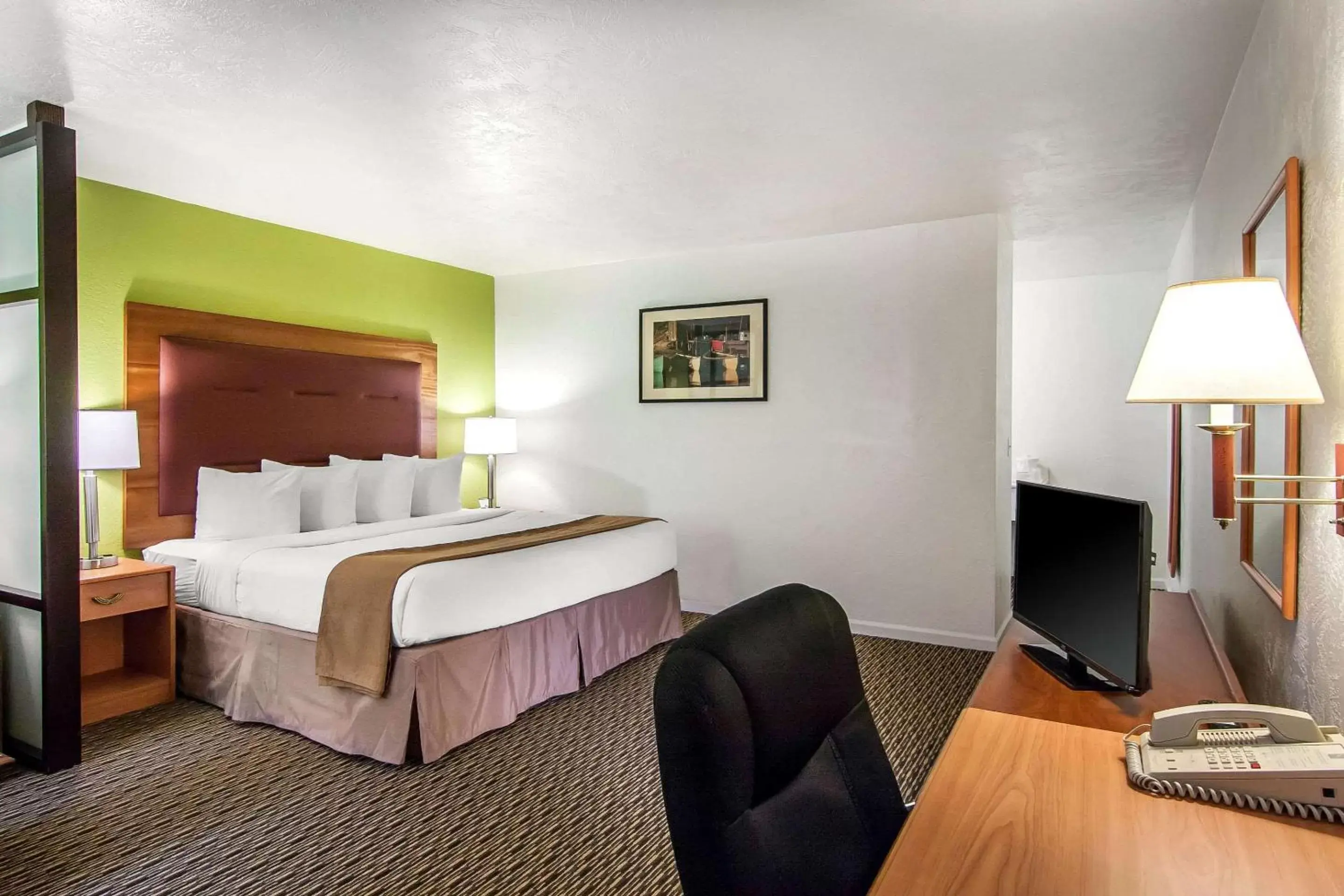 Bedroom, Bed in Quality Inn & Suites at Coos Bay