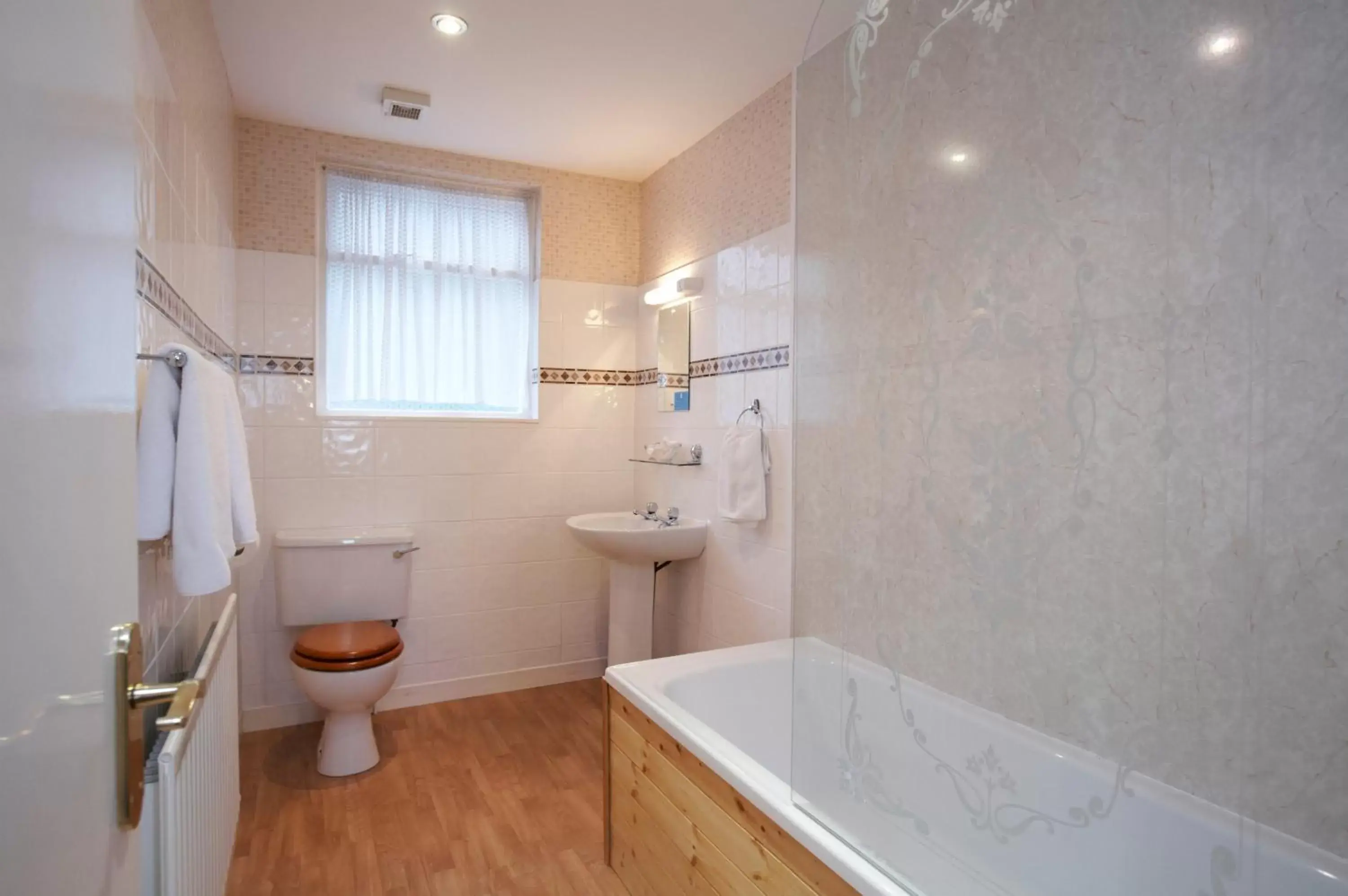 Bathroom in Keswick Park Hotel