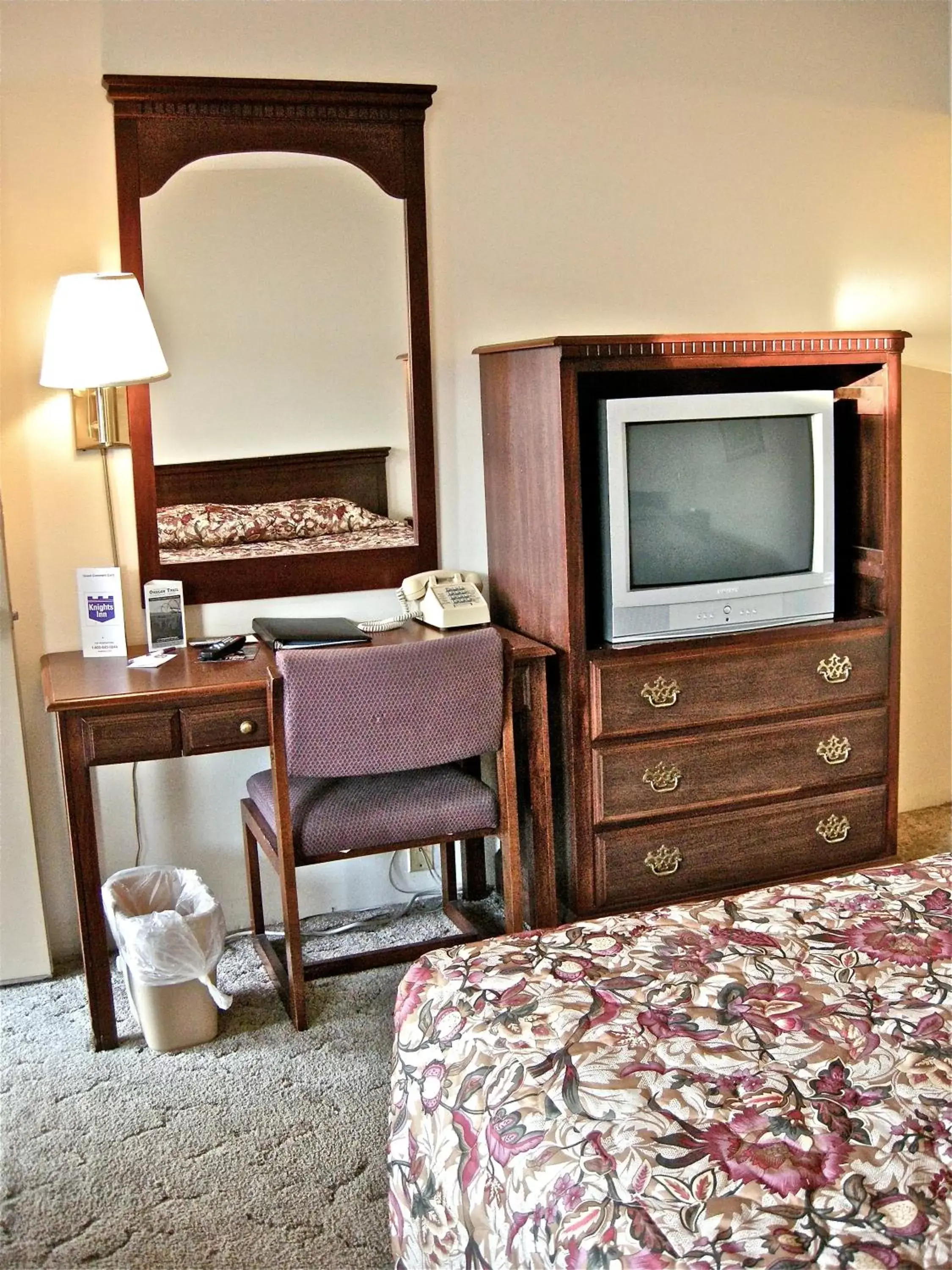 TV and multimedia, TV/Entertainment Center in Knights Inn - Baker City