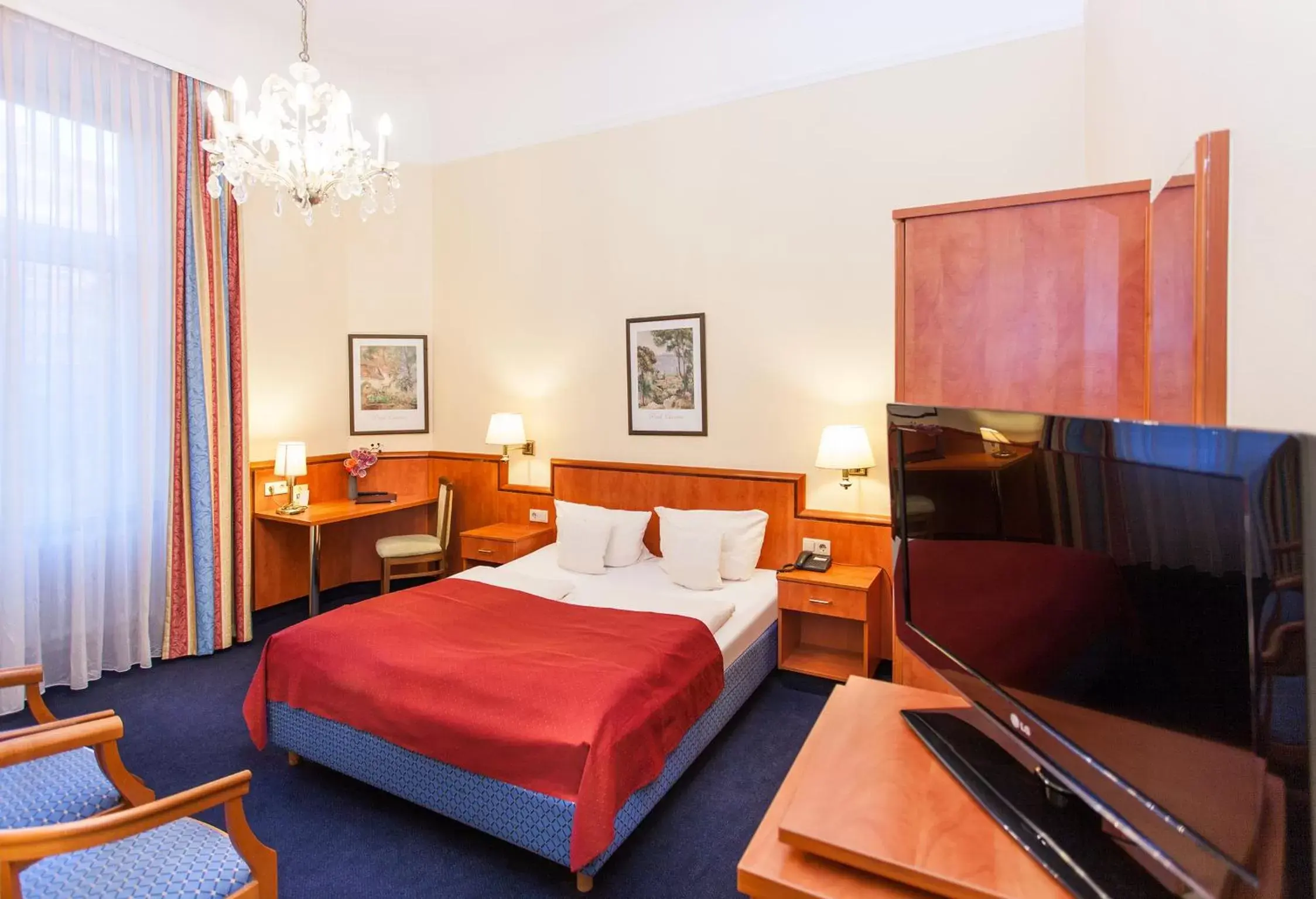 Photo of the whole room, Bed in Centro Hotel National Frankfurt City