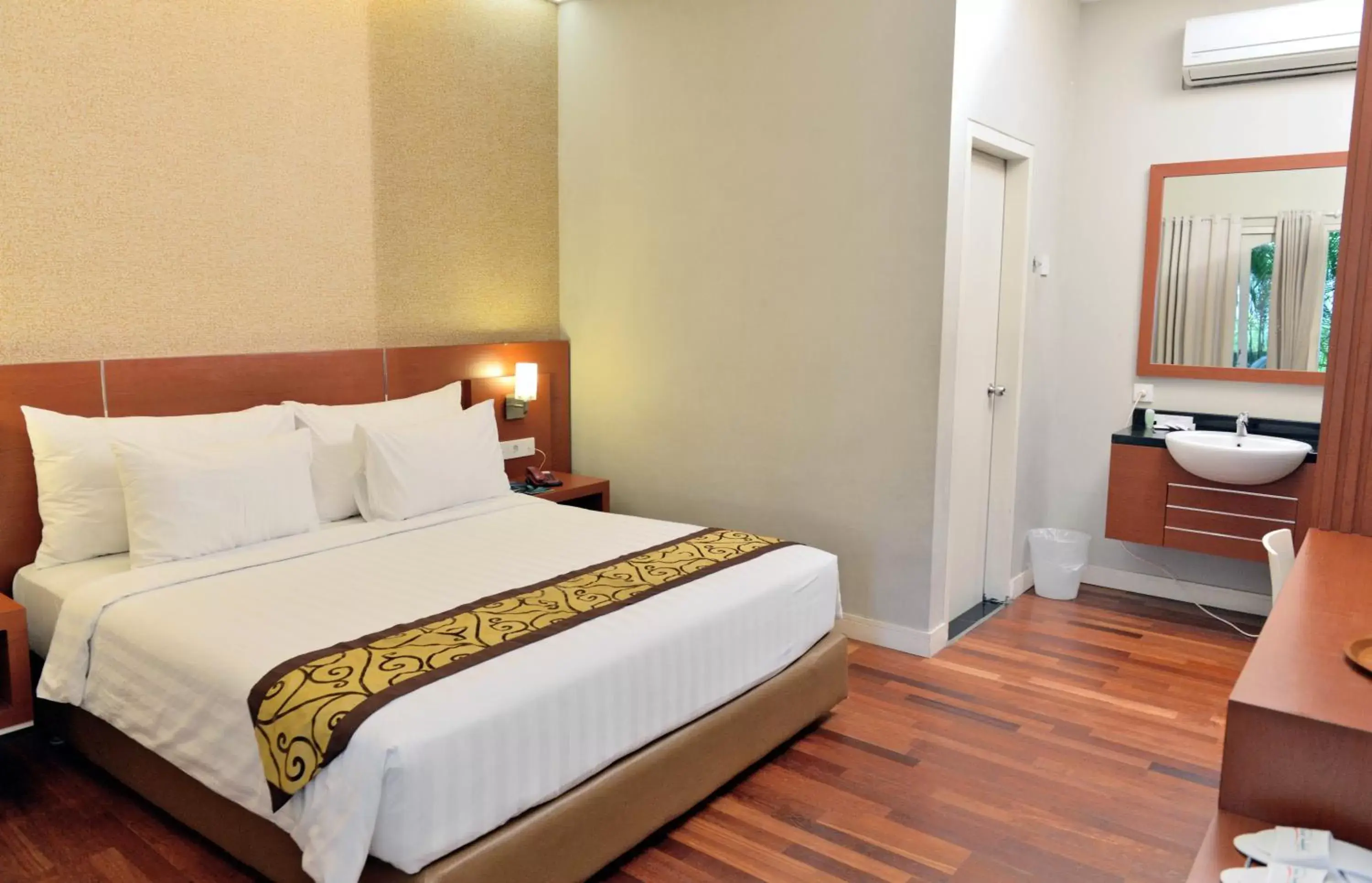 Bedroom, Bed in Hotel Trio Indah 2