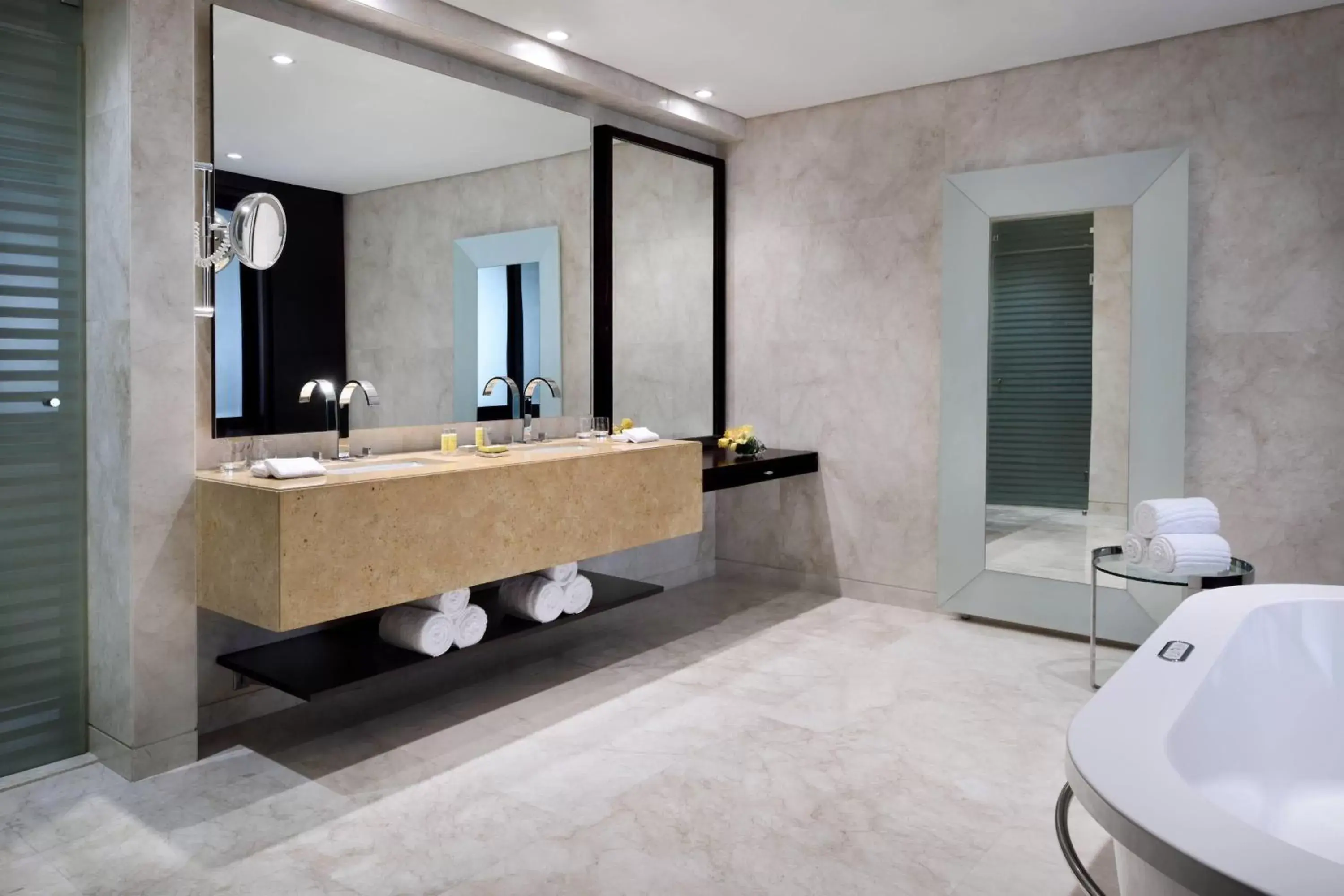 Bathroom in Dubai Marriott Harbour Hotel And Suites