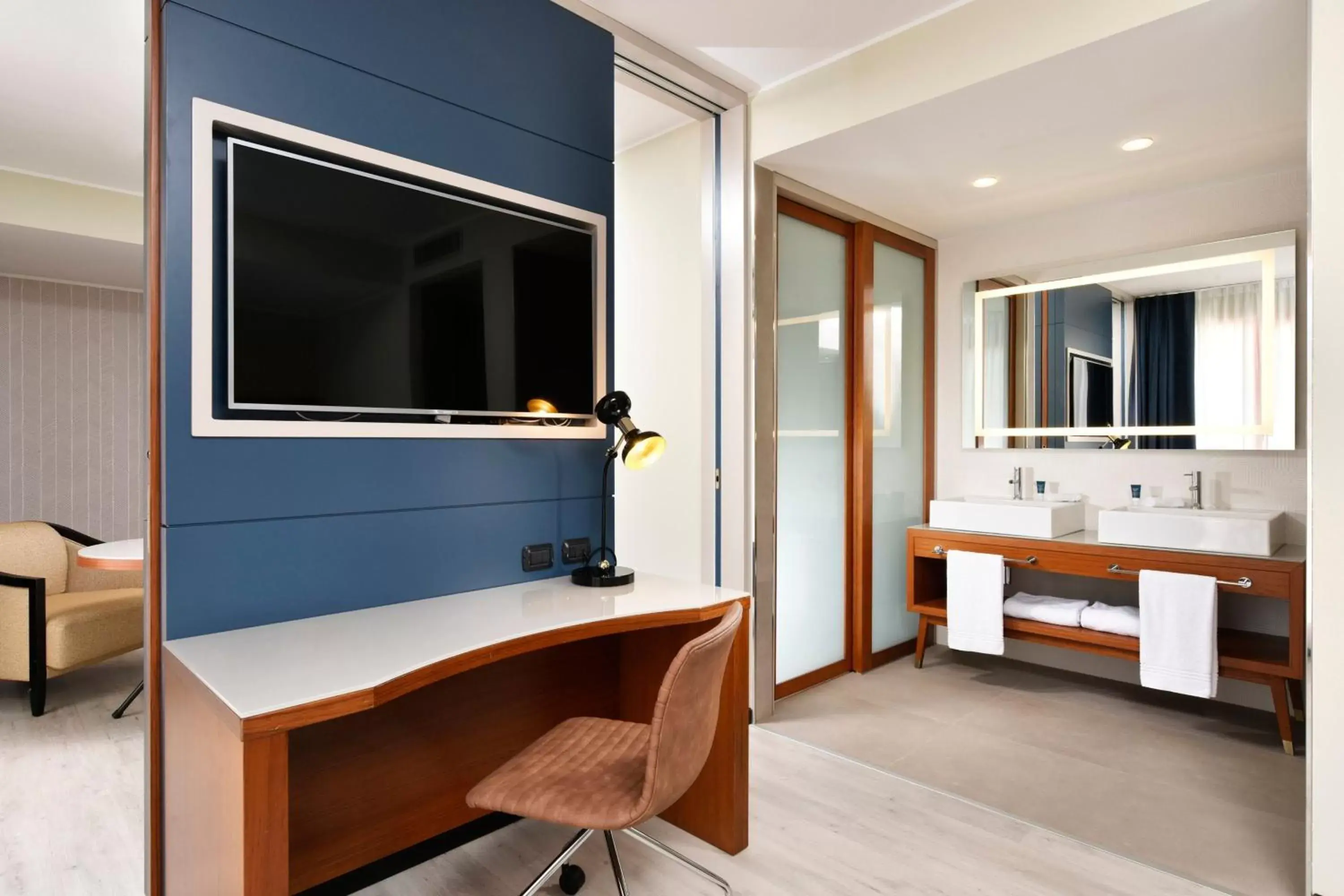 Bathroom, TV/Entertainment Center in Four Points by Sheraton Siena