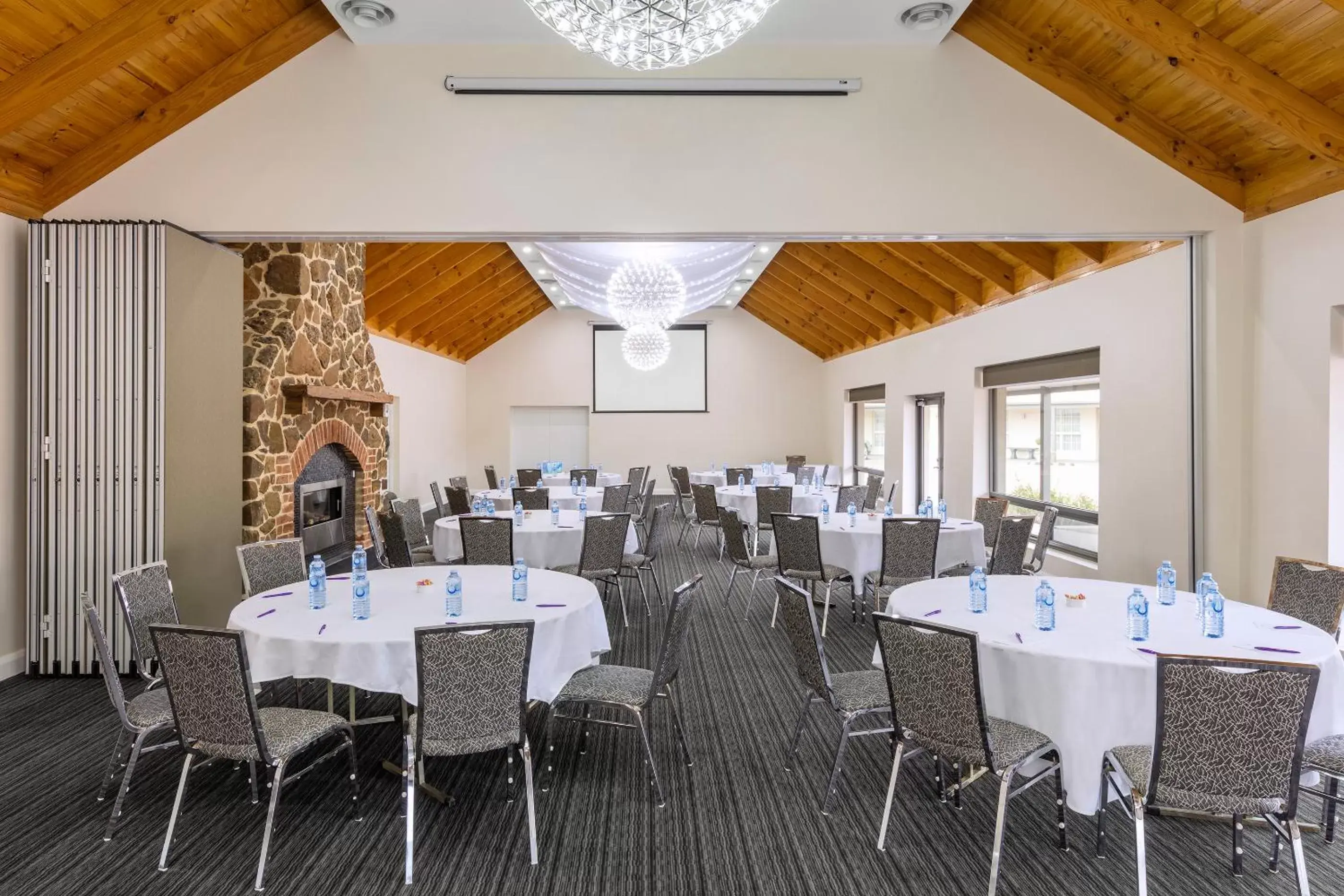 Meeting/conference room, Restaurant/Places to Eat in Mercure Goulburn
