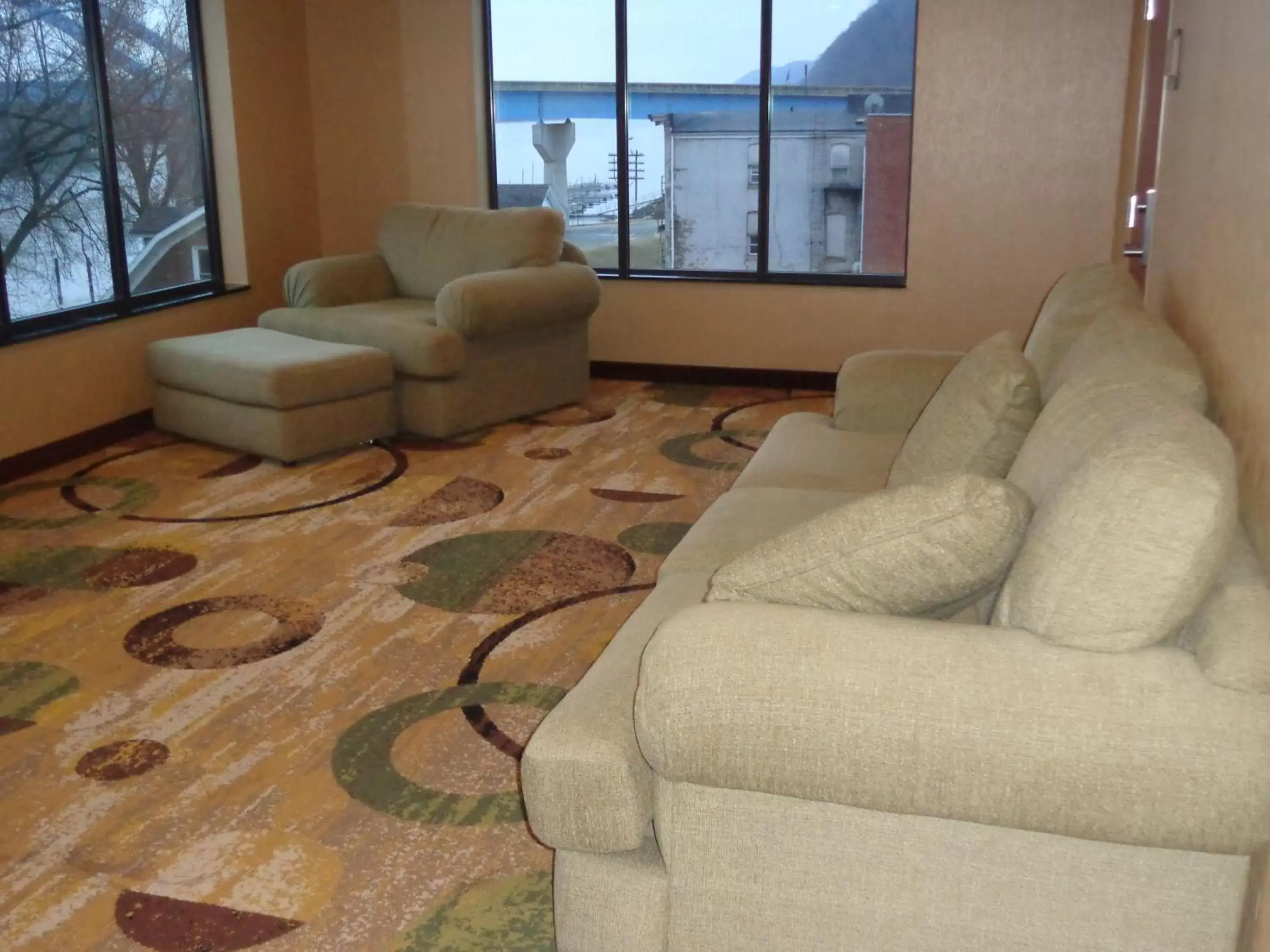 Area and facilities, Seating Area in Cobblestone Inn & Suites - Marquette