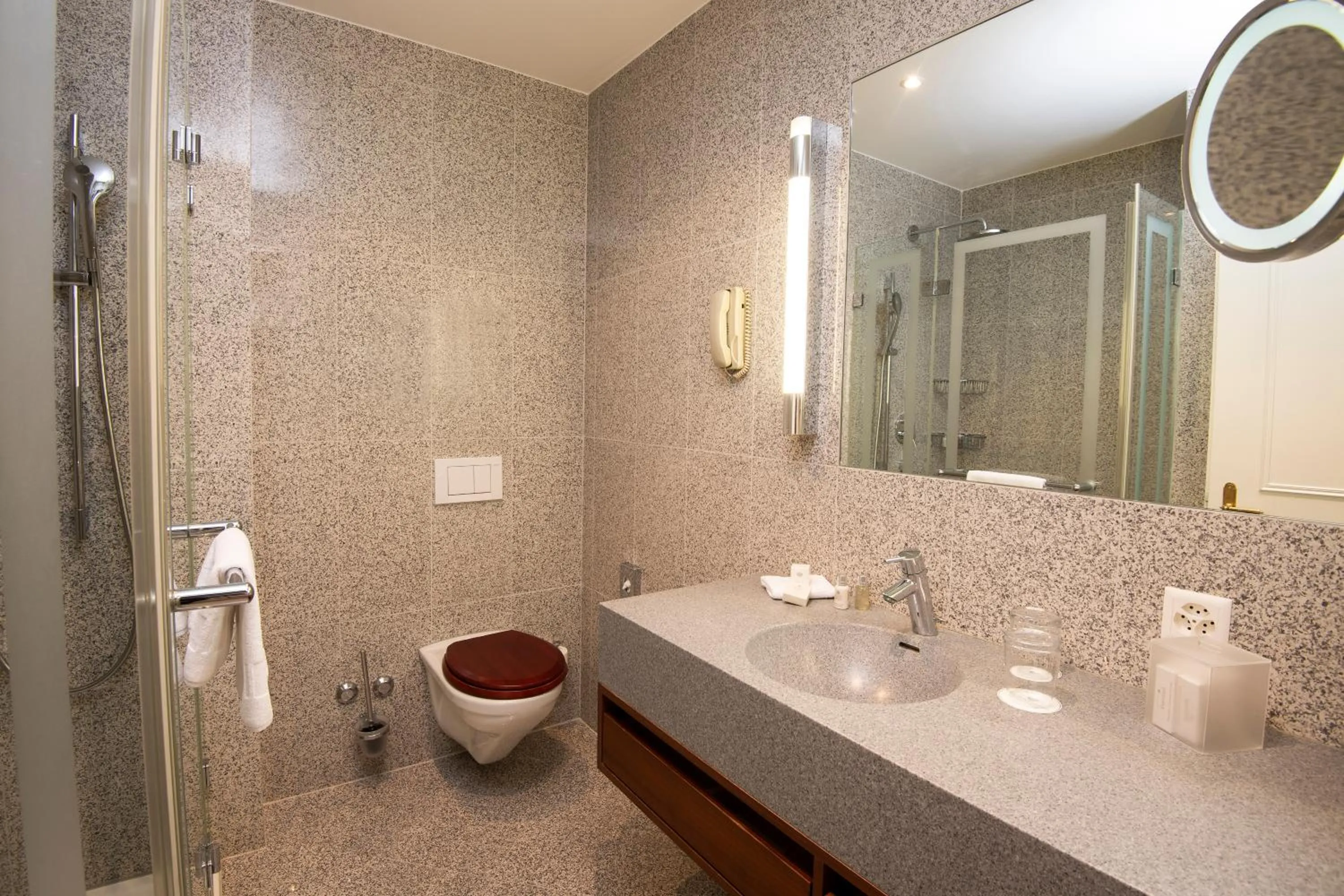 Bathroom in Hôtel Des Trois Couronnes & Spa - The Leading Hotels of the World