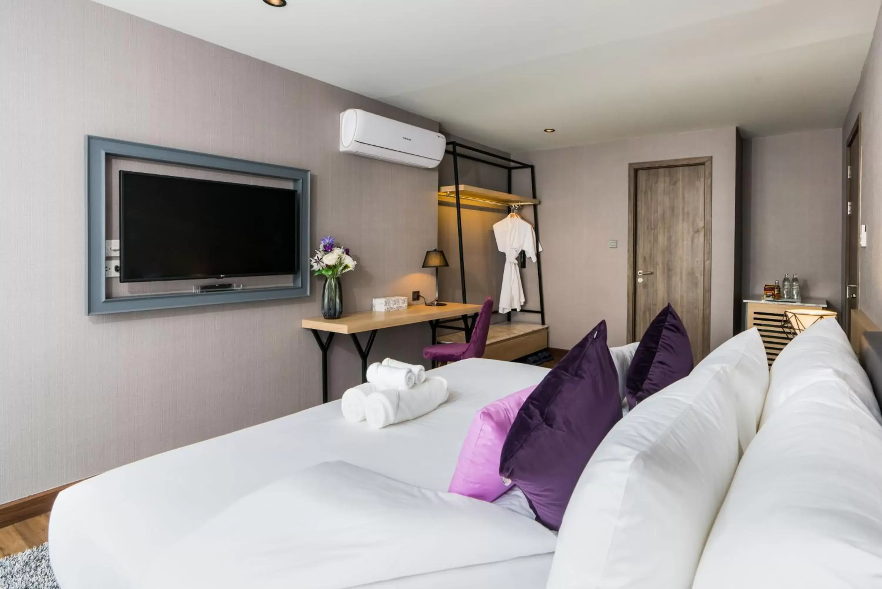 Photo of the whole room, Bed in XQ Pattaya Hotel Photo of the whole room, Bed in XQ Pattaya Hotel