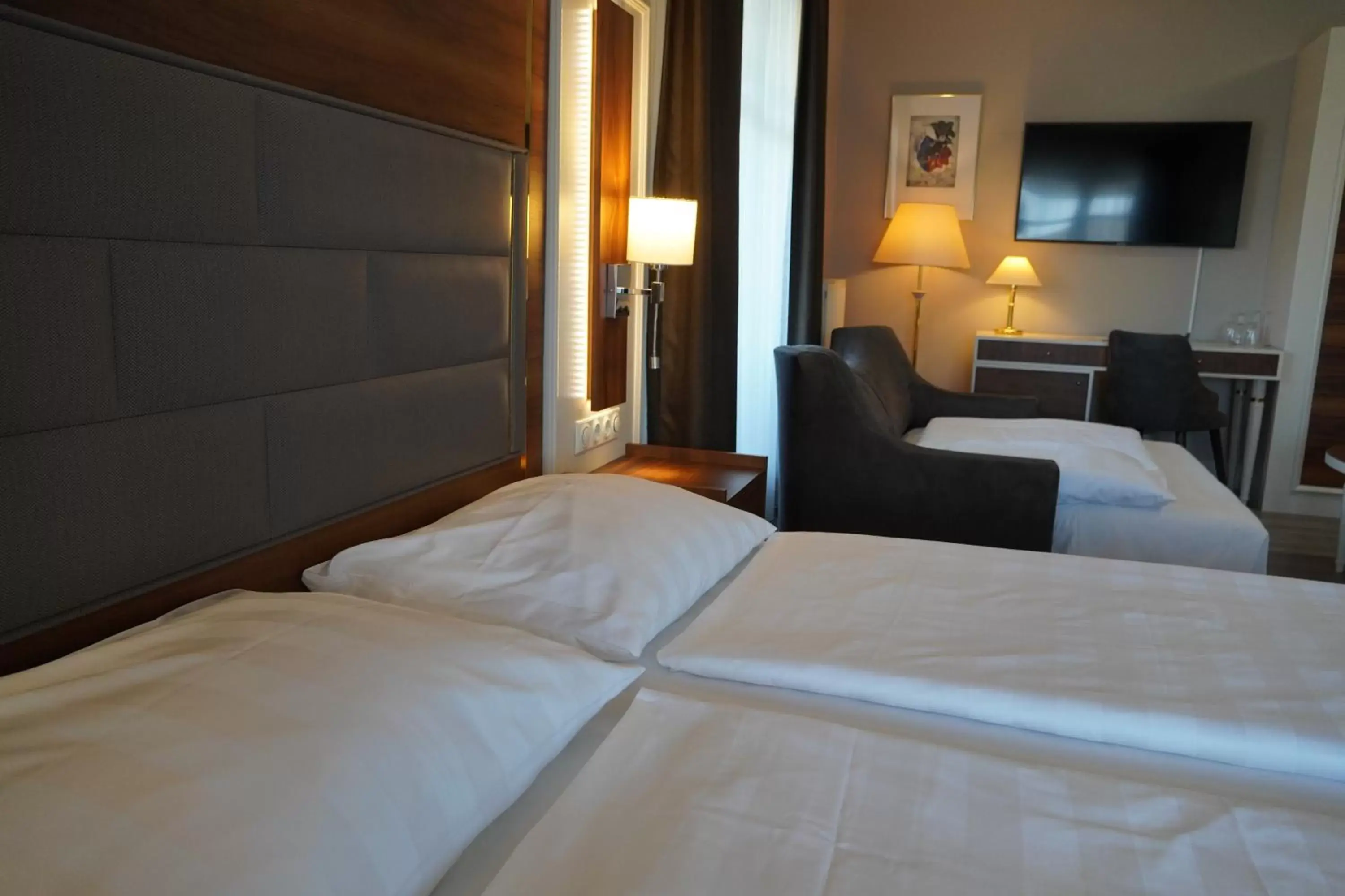 Photo of the whole room, Bed in City Hotel Frankfurt Bad Vilbel