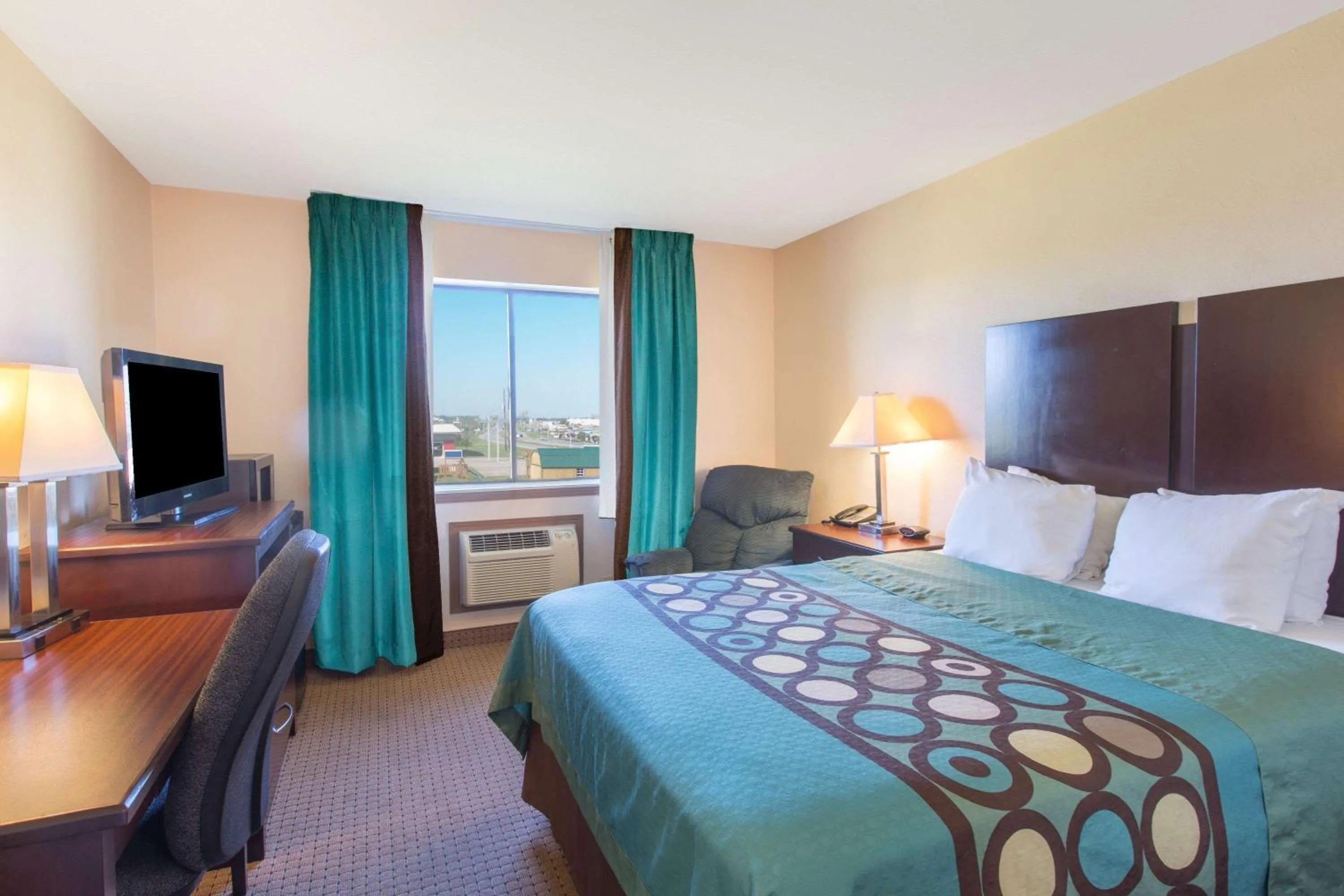 Photo of the whole room, Bed in Super 8 by Wyndham Danville