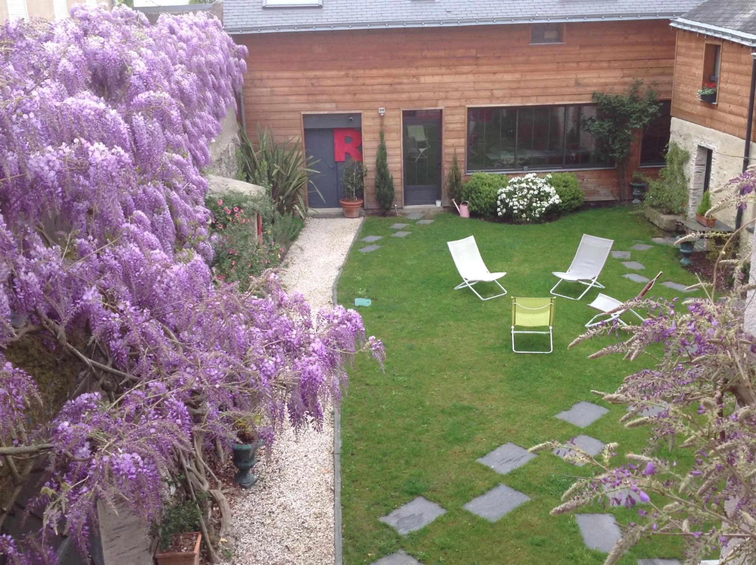 Garden view in Madeleine et Cie