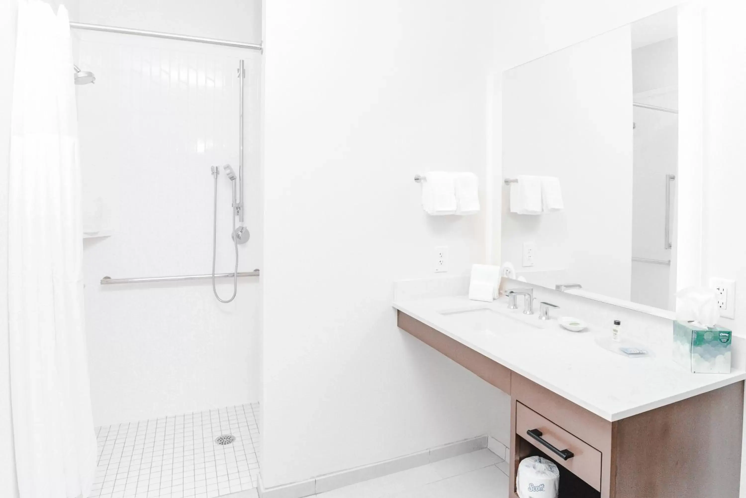 Shower, Bathroom in Staybridge Suites - Nashville - Vanderbilt, an IHG Hotel