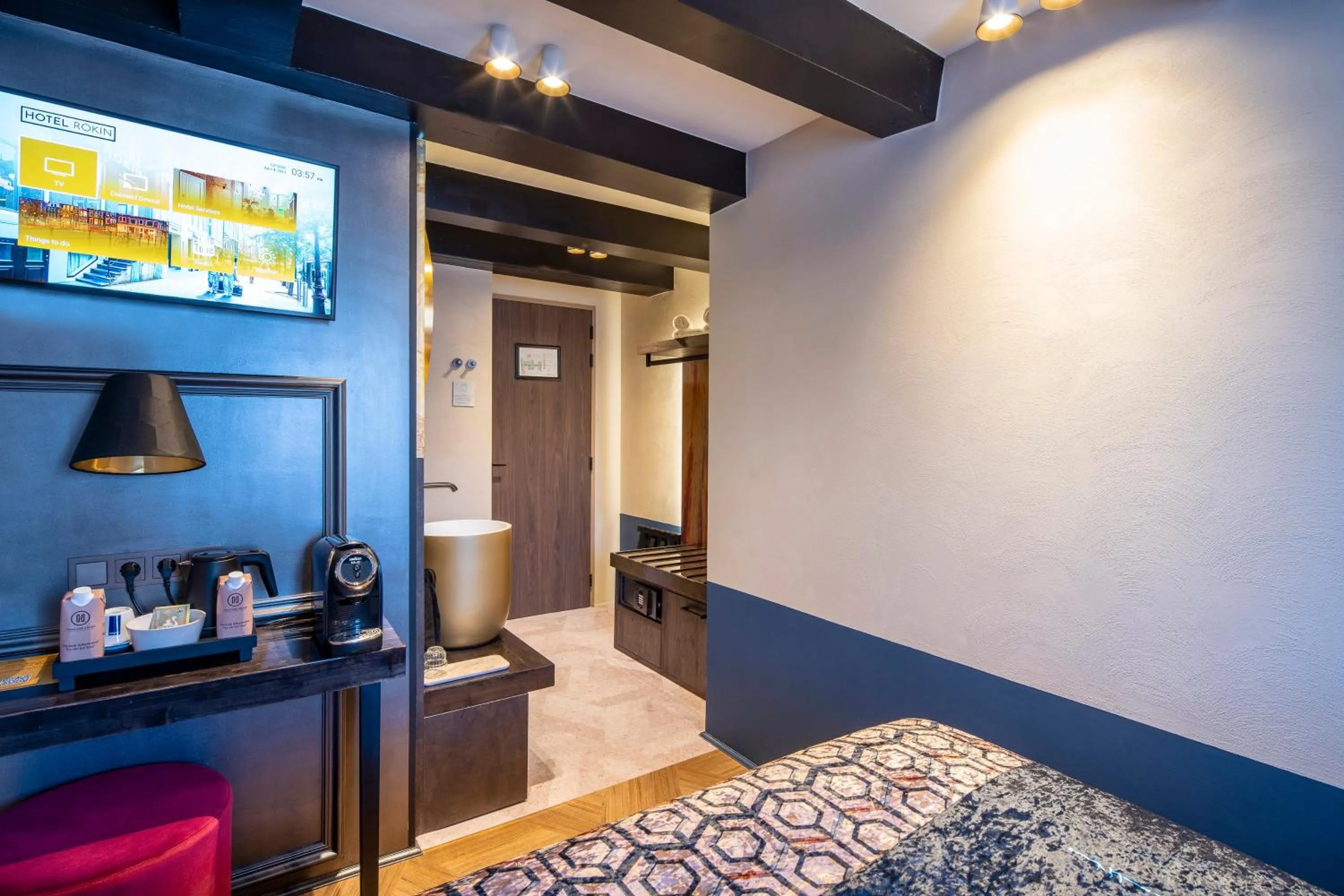 Photo of the whole room, Kitchen/Kitchenette in Rokin Hotel