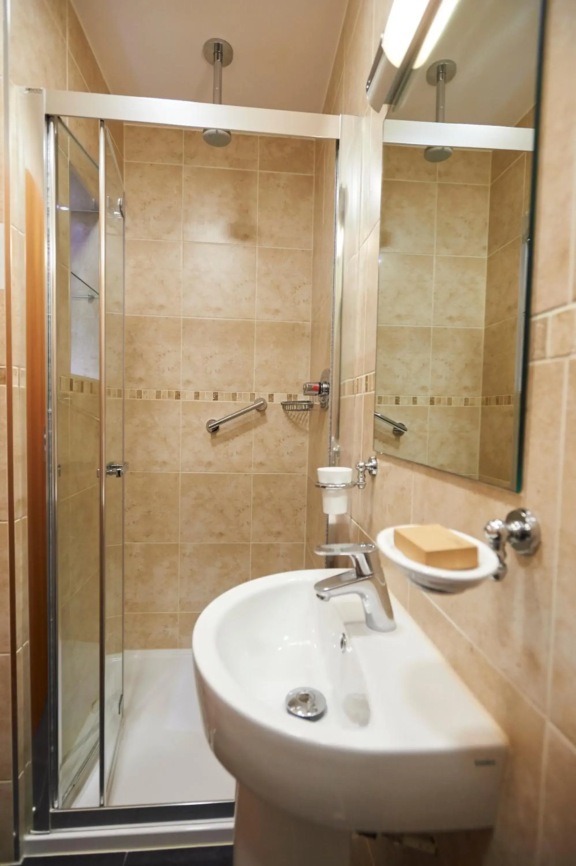 Shower, Bathroom in Luna And Simone Hotel