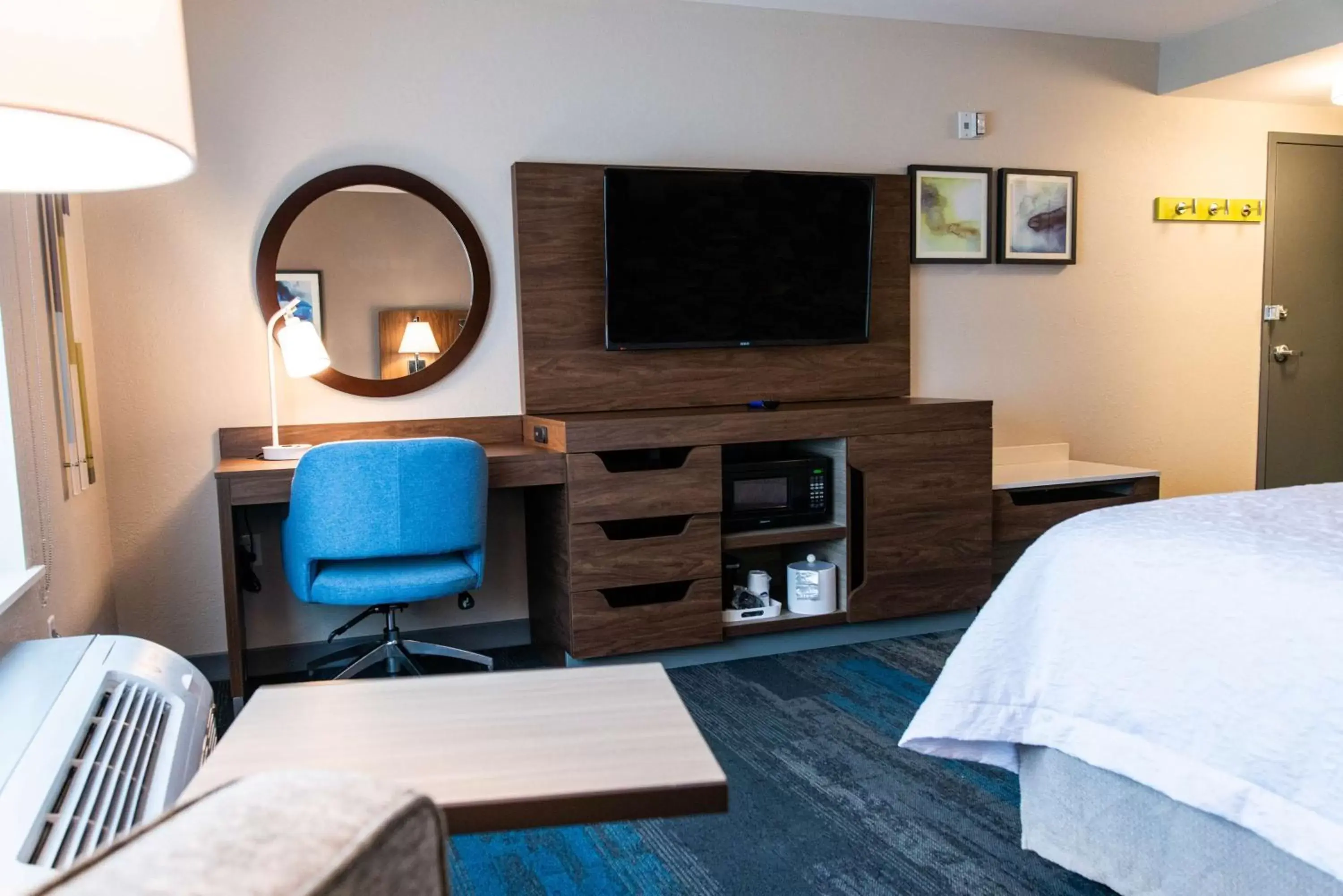 Bedroom, Bed in Hampton Inn Paris IL, IL Bedroom, Bed in Hampton Inn Paris IL, IL