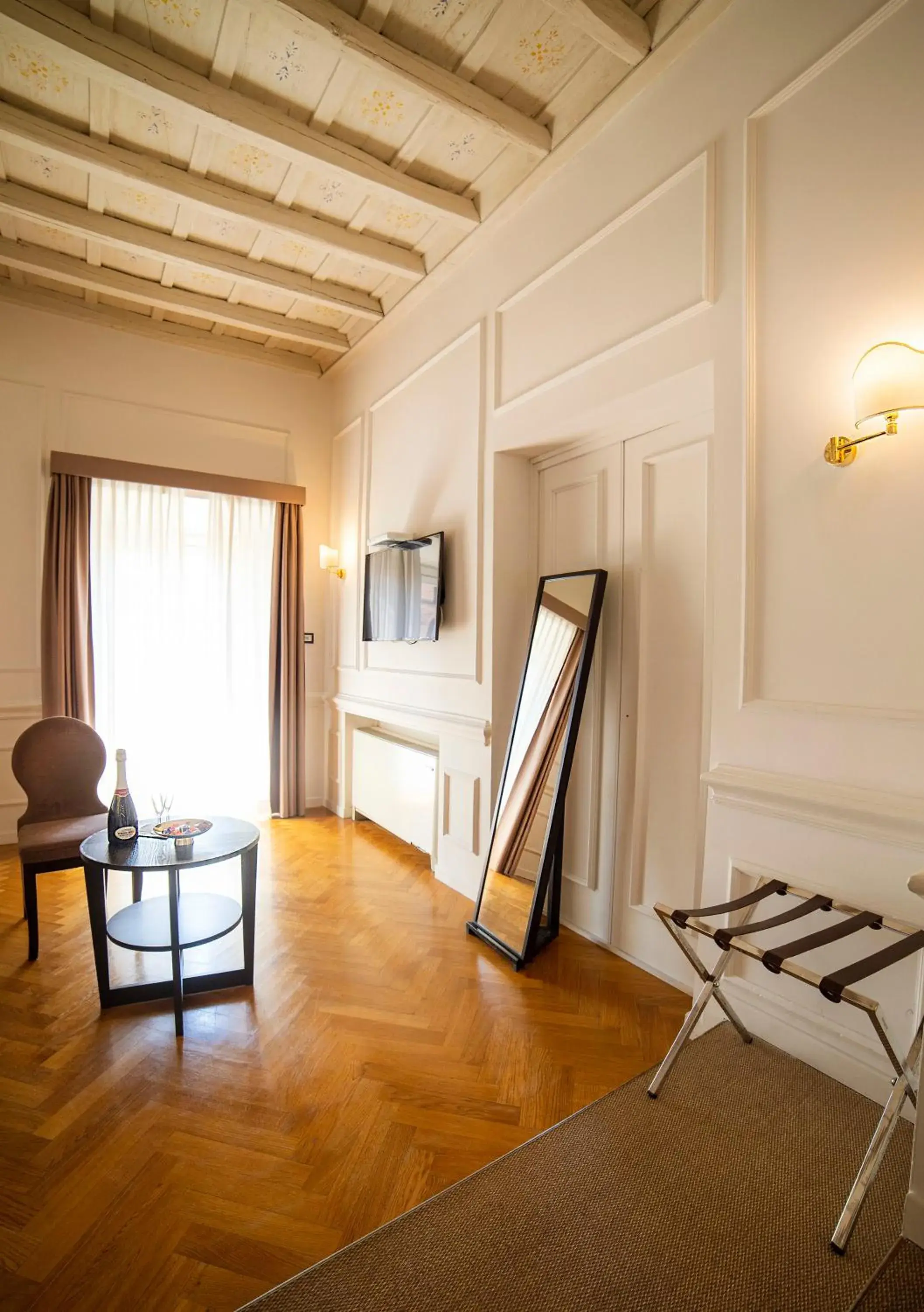 Photo of the whole room, Seating Area in Splendor Suite Rome - Suites & Apartments