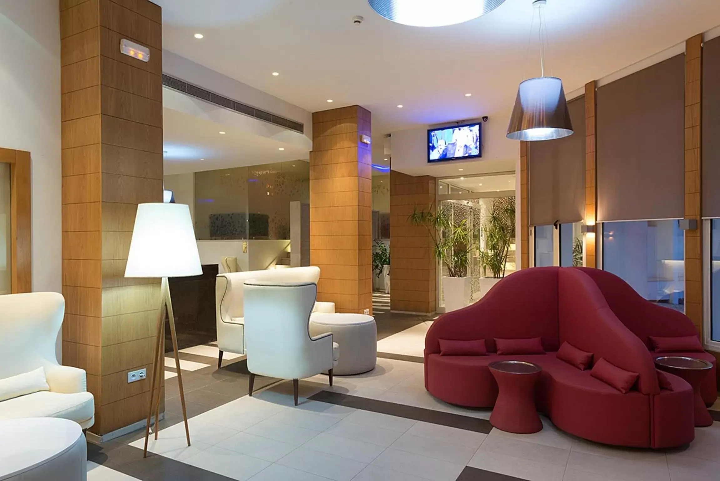 Communal lounge/ TV room, Lounge/Bar in Golf Royal Hotel