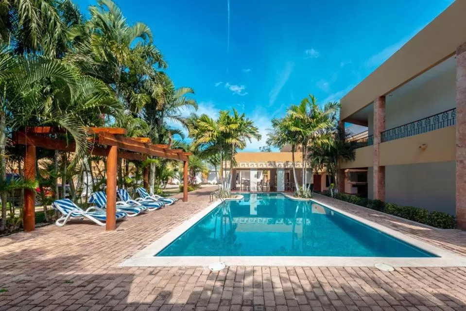 Swimming pool in Tecnohotel Itzáes