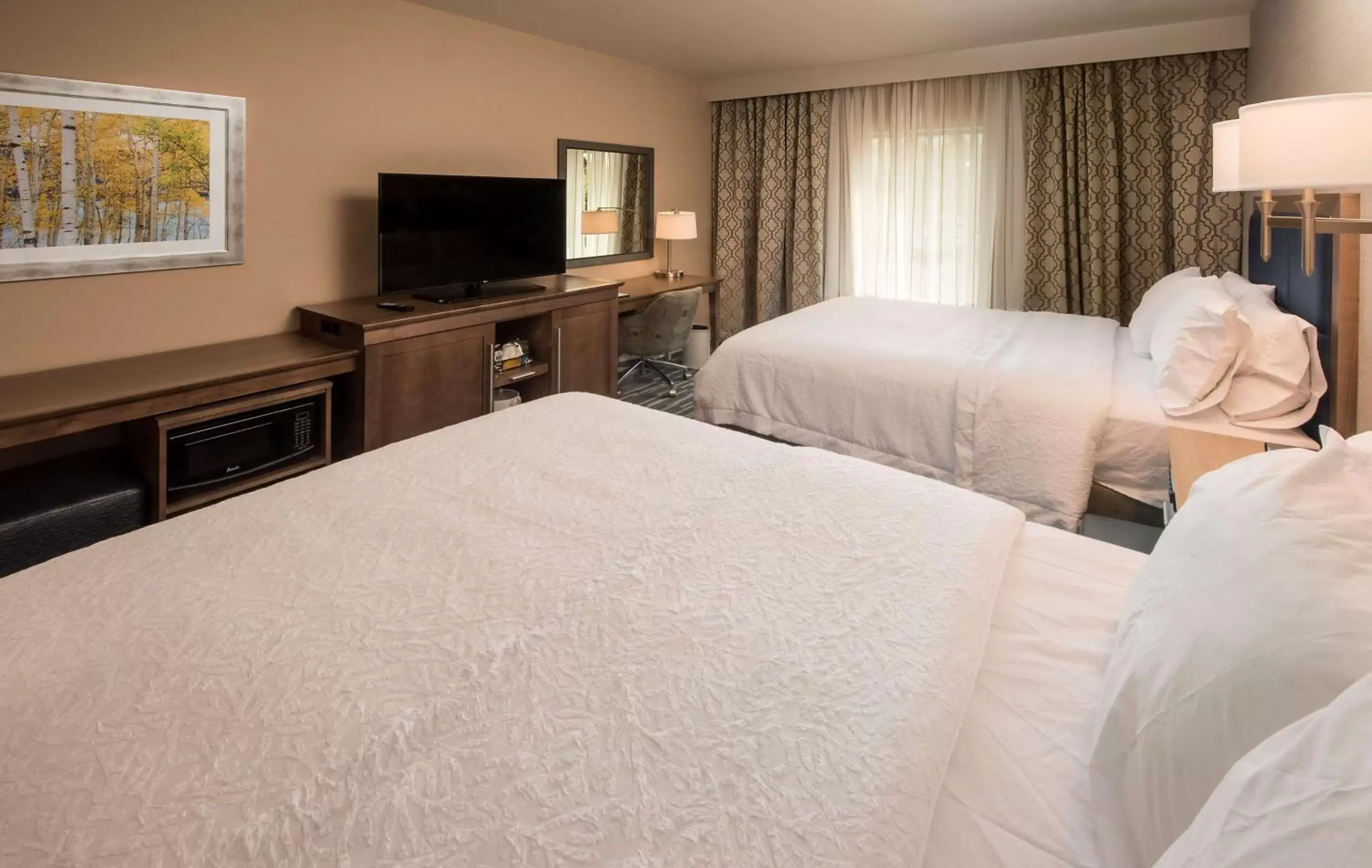 Bed in Hampton Inn & Suites Seattle/Redmond Wa