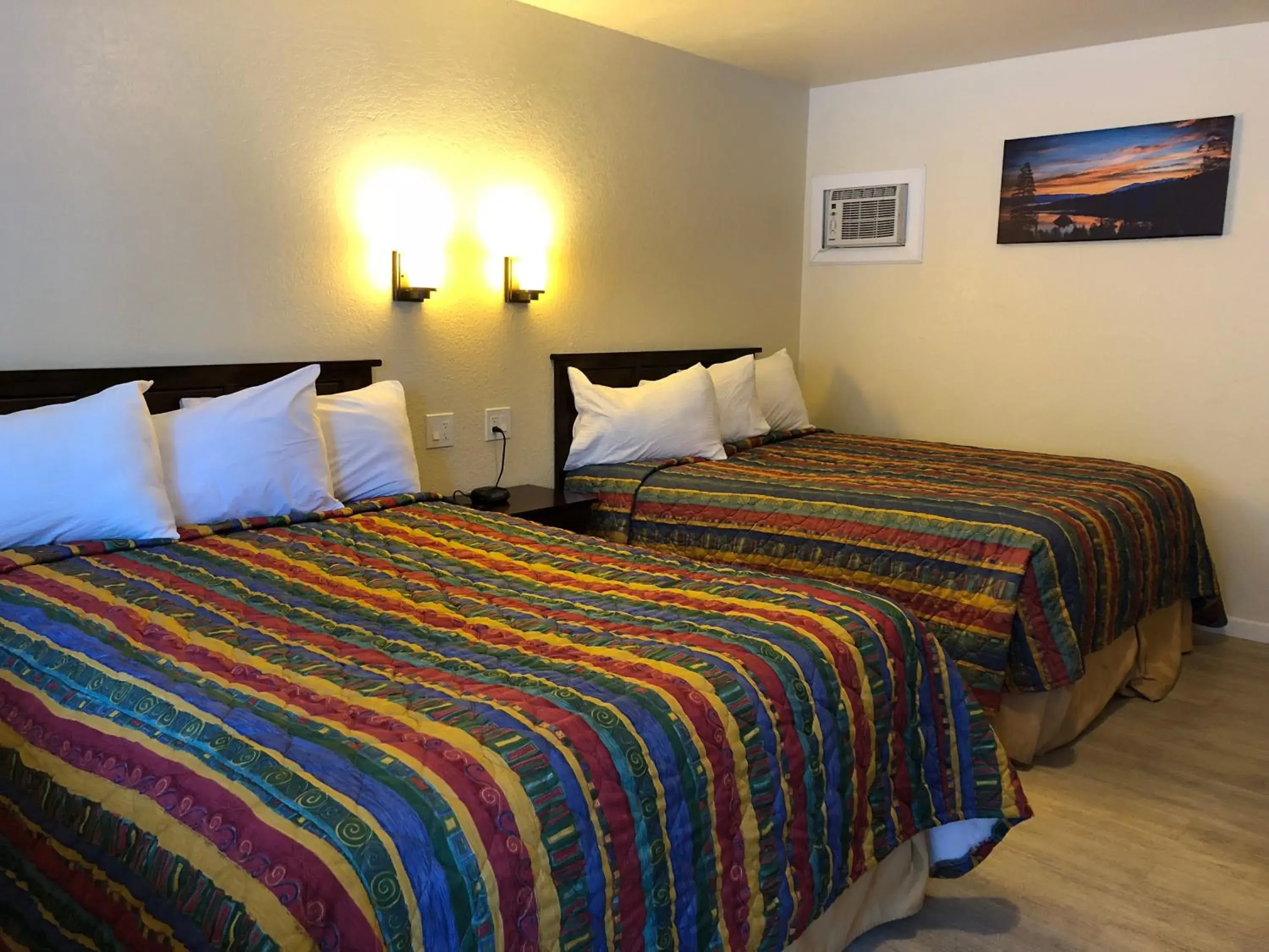 Bed in Cedar Inn & Suites