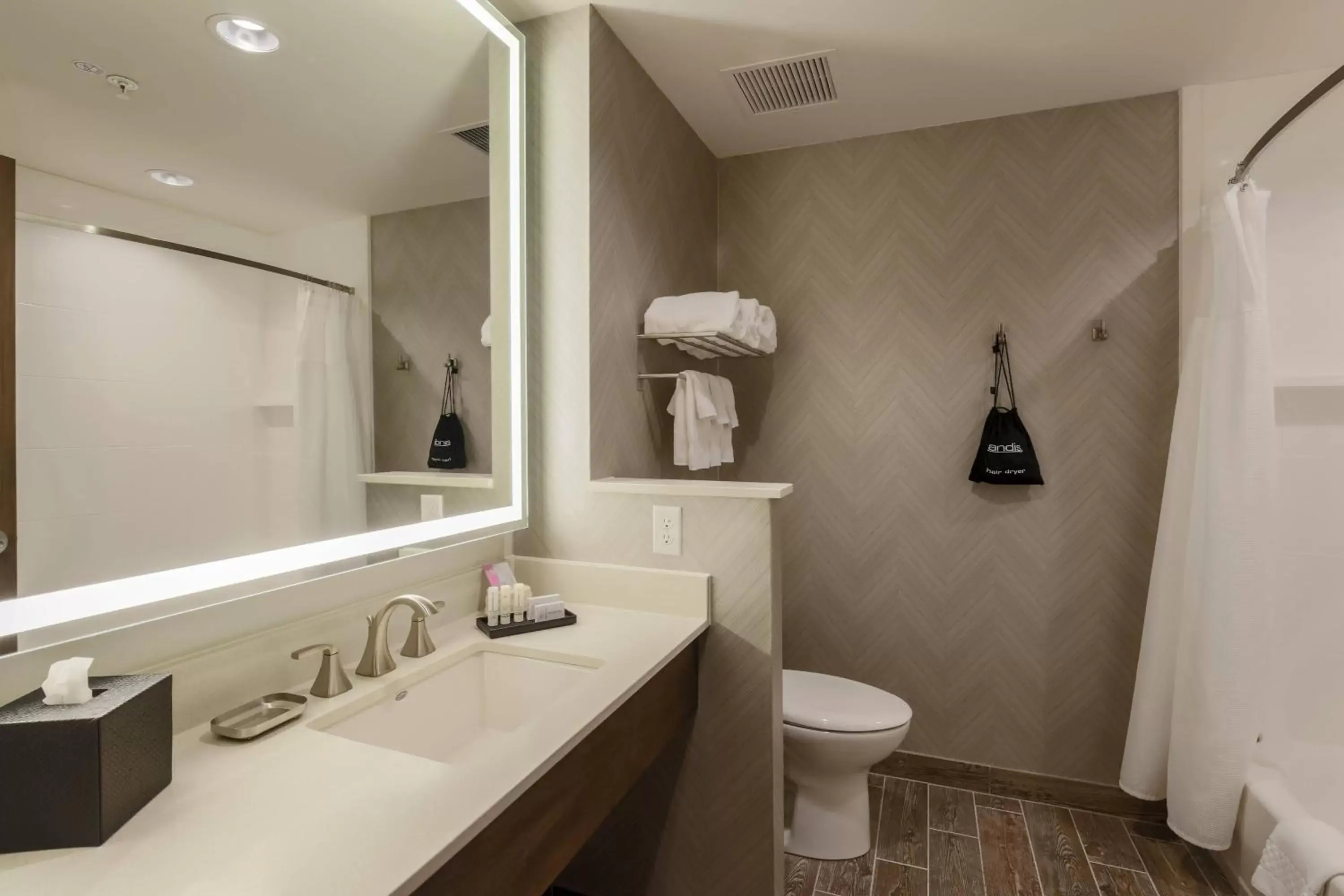 Bathroom in Fairfield Inn & Suites by Marriott Cheyenne Southwest/Downtown Area
