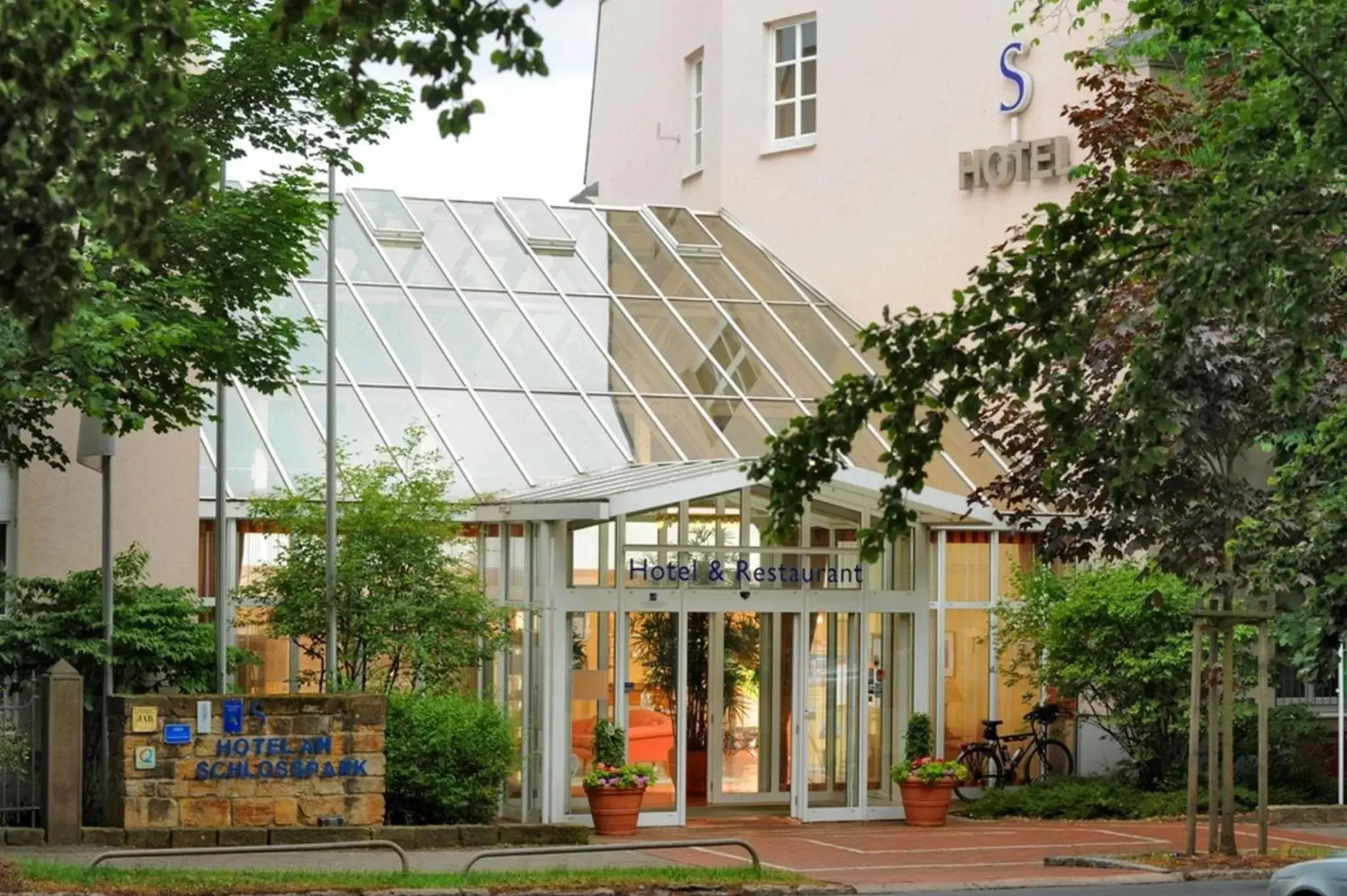 Facade/entrance, Property Building in Hotel am Schlosspark