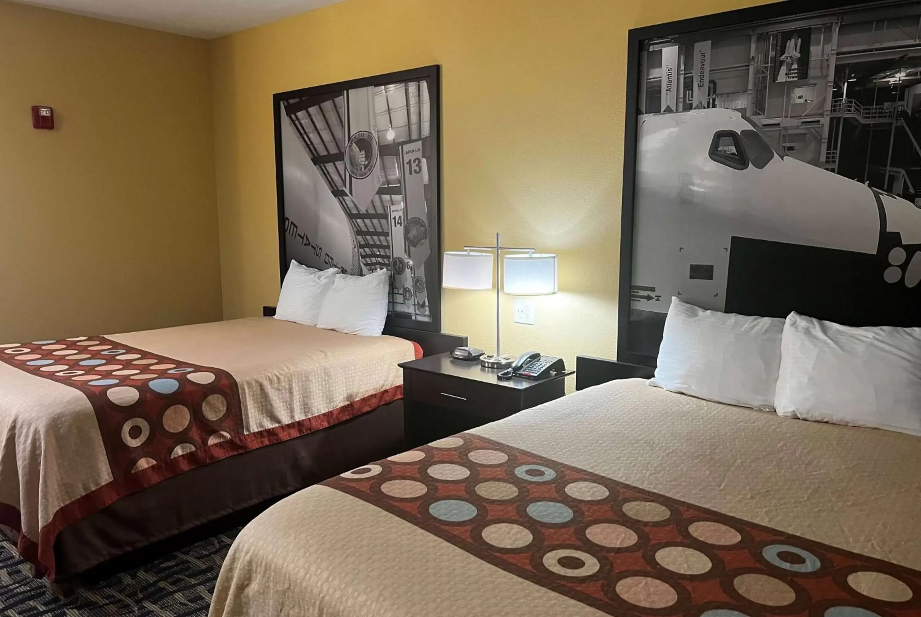 Photo of the whole room, Bed in Super 8 by Wyndham Pasadena