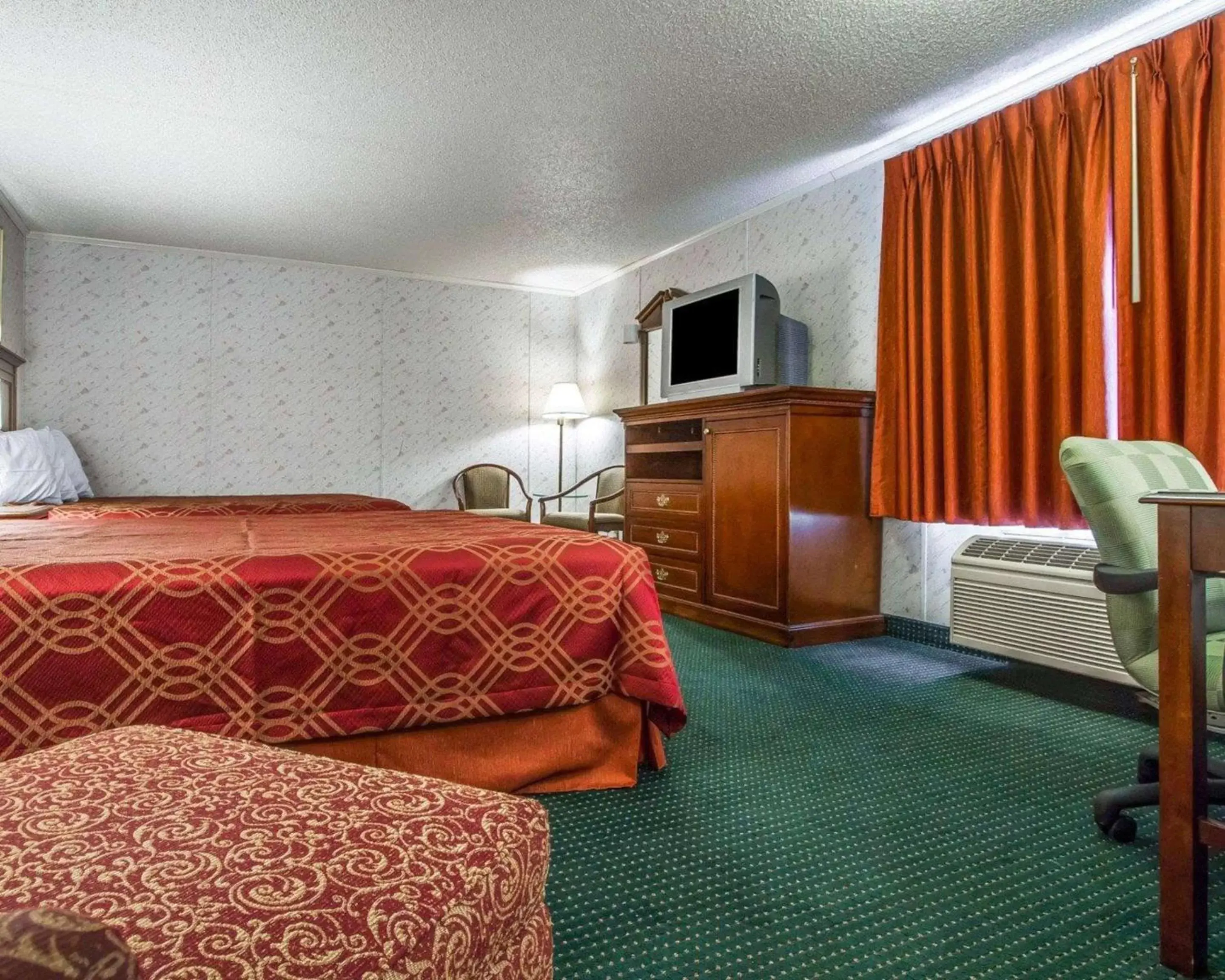 Photo of the whole room, Bed in Rodeway Inn & Suites Brunswick near Hwy 1