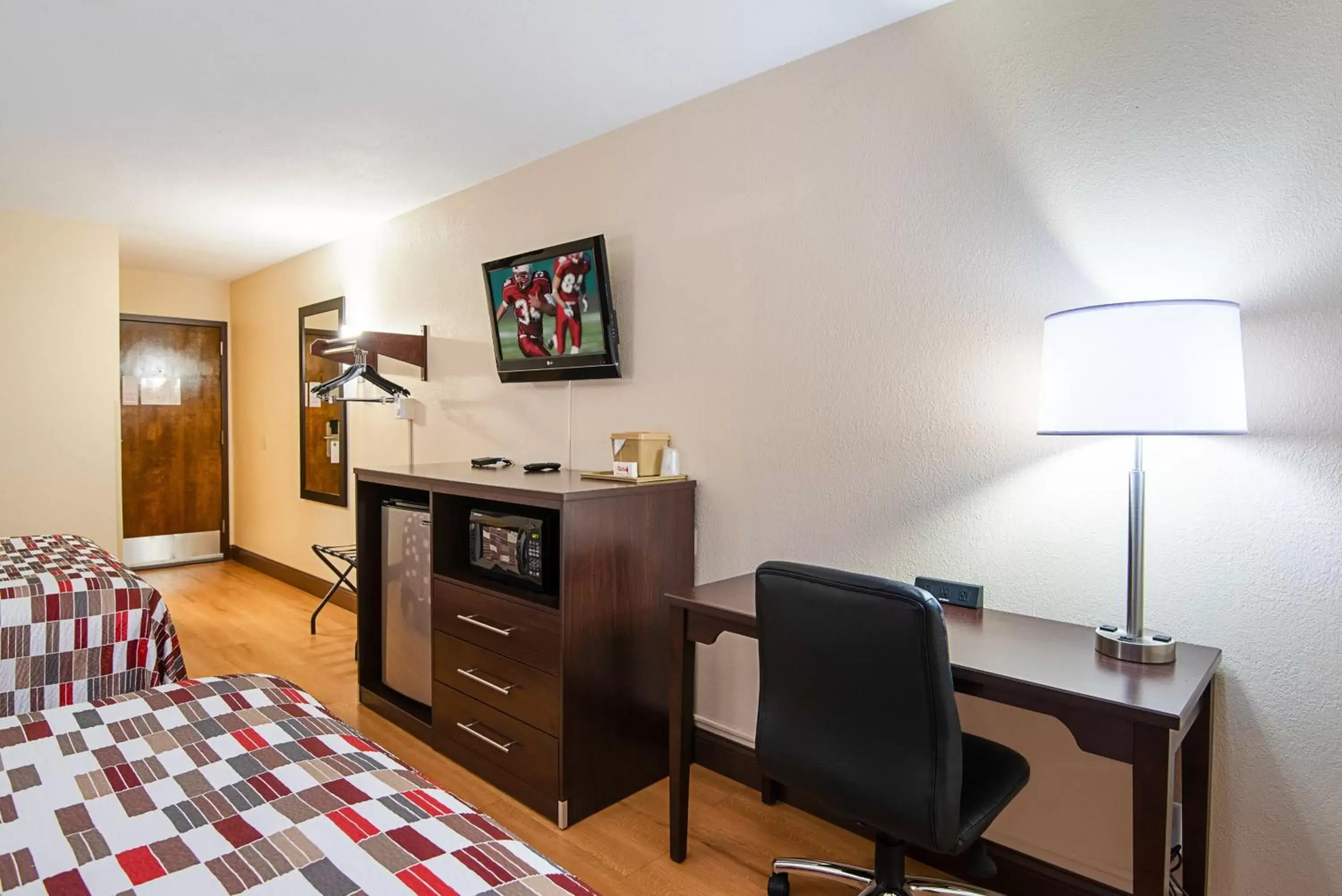 Photo of the whole room, TV/Entertainment Center in Red Roof Inn Cameron