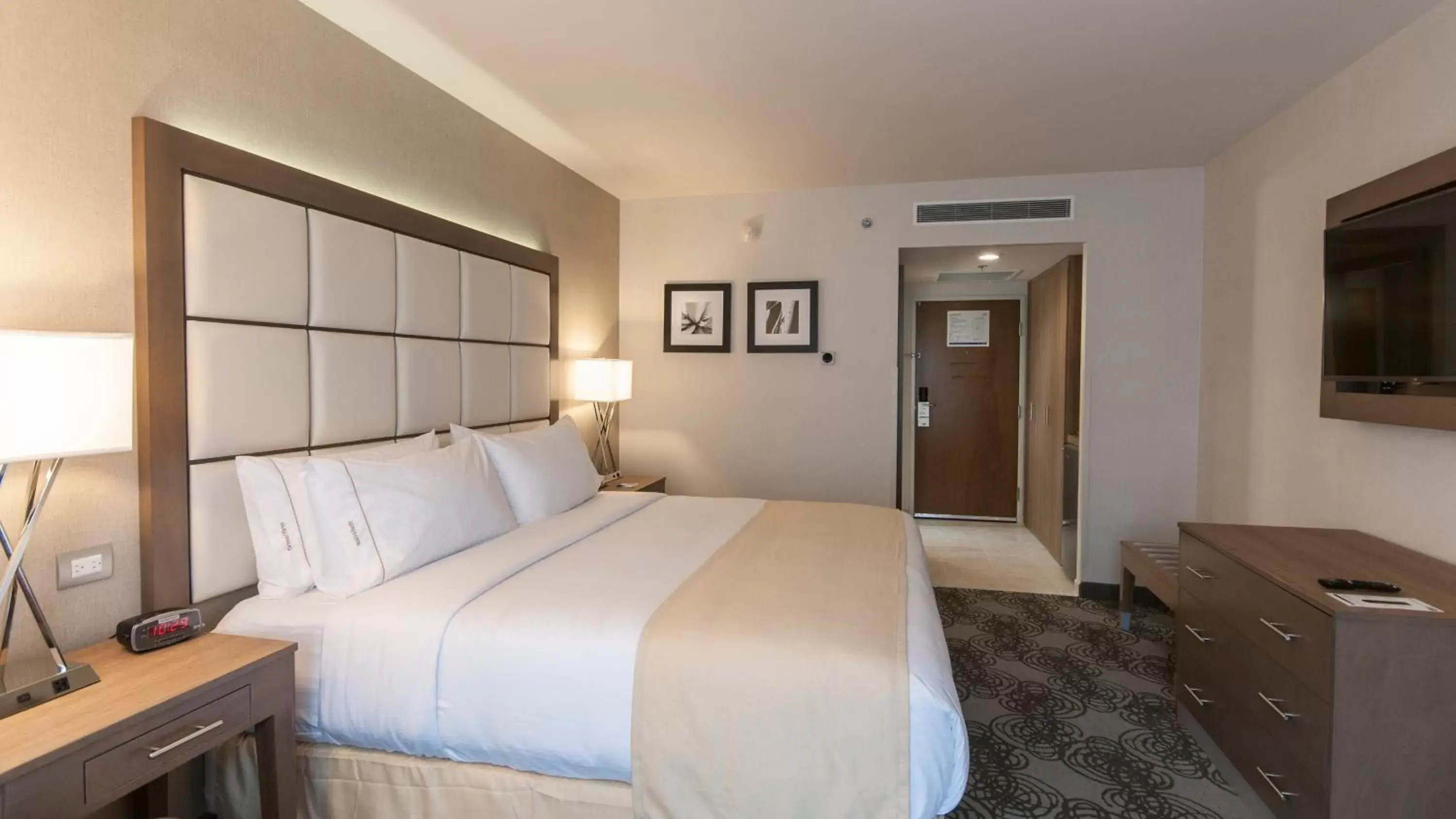 Photo of the whole room, Bed in Holiday Inn Express & Suites Chihuahua Juventud, an IHG Hotel