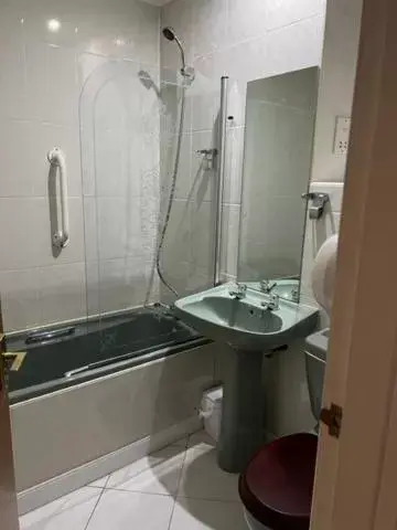 Bathroom in Caledonian Hotel