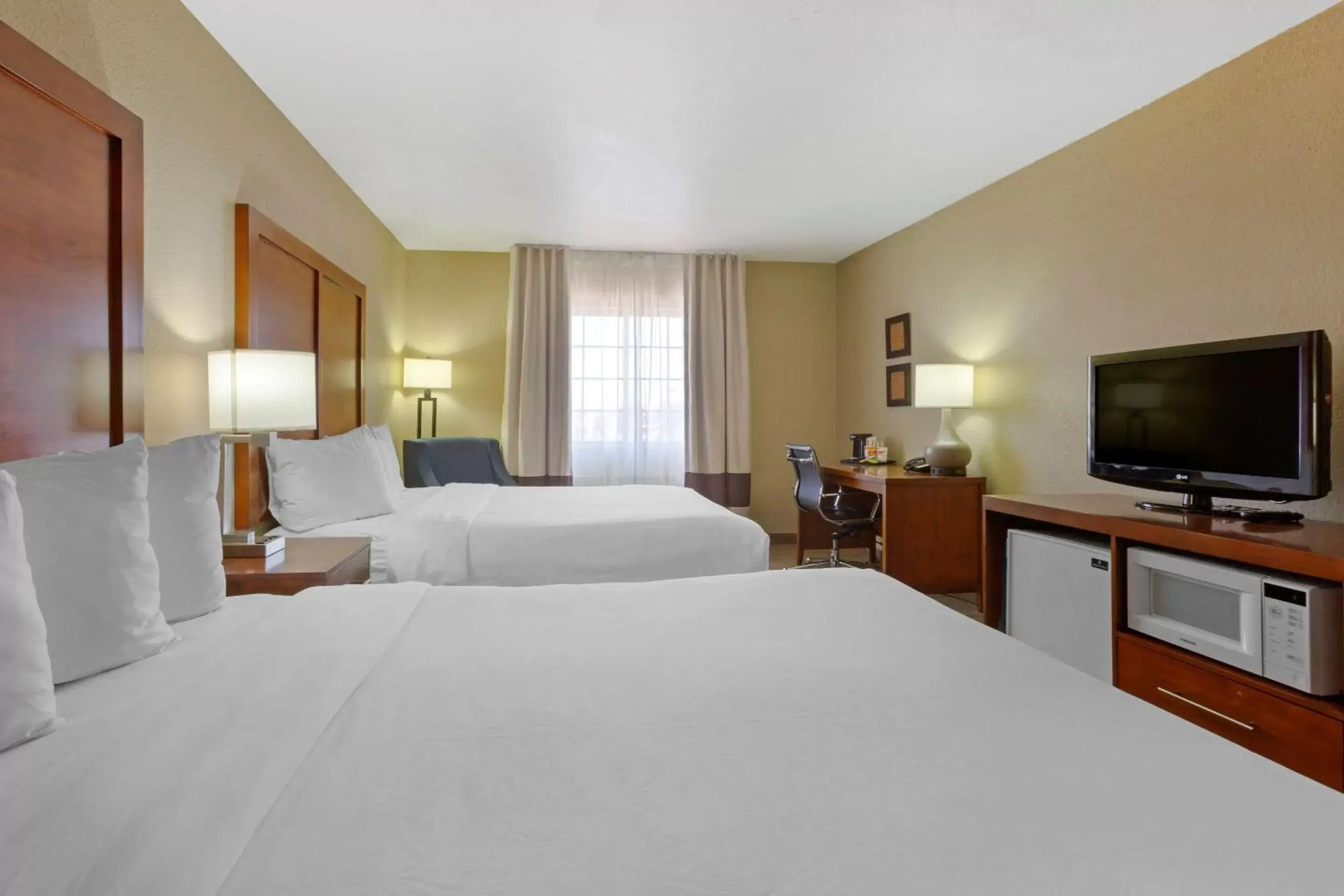 Photo of the whole room, Bed in Comfort Inn & Suites North Glendale and Peoria
