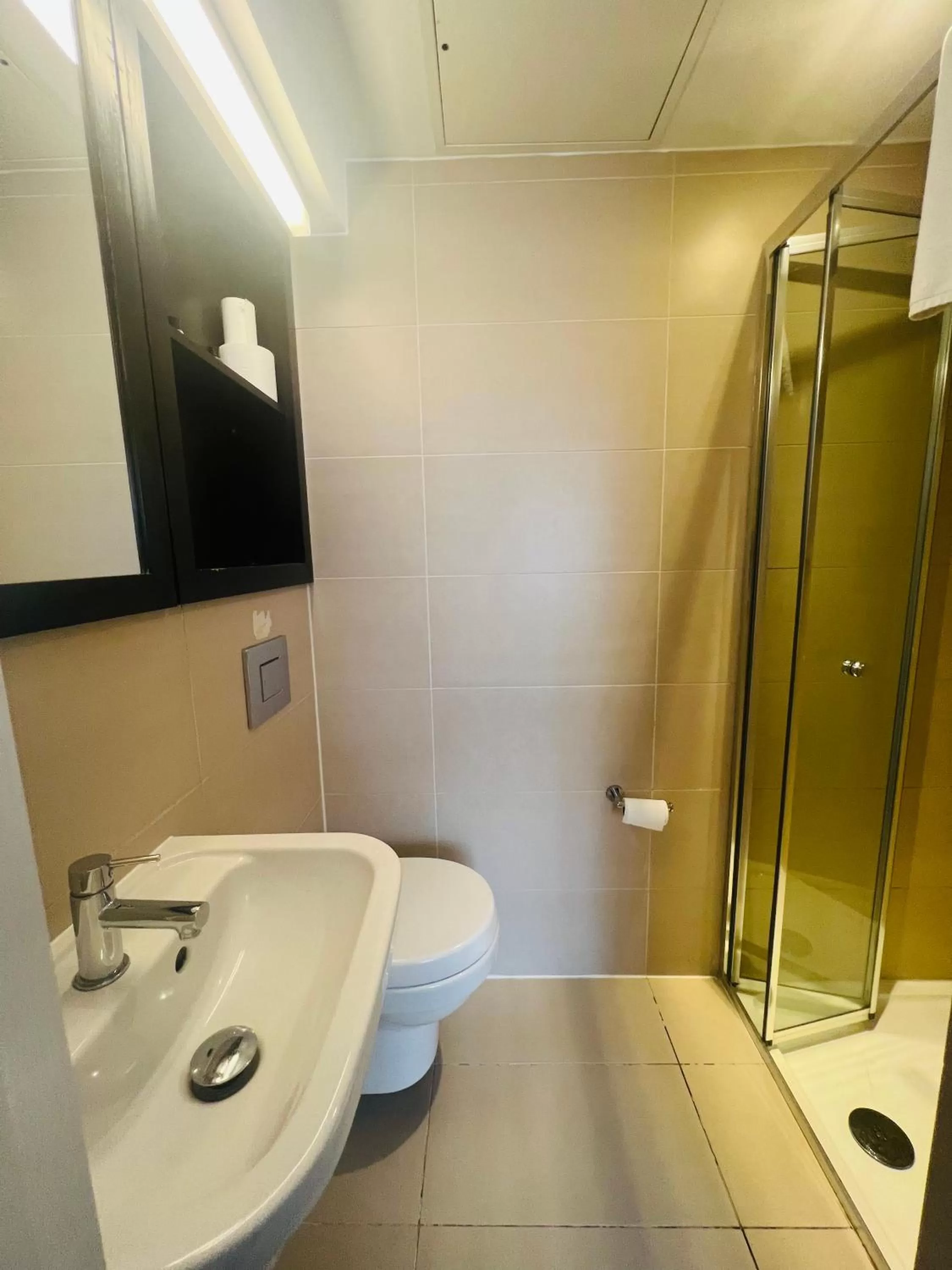 Bed in Bloomsbury Palace Hotel