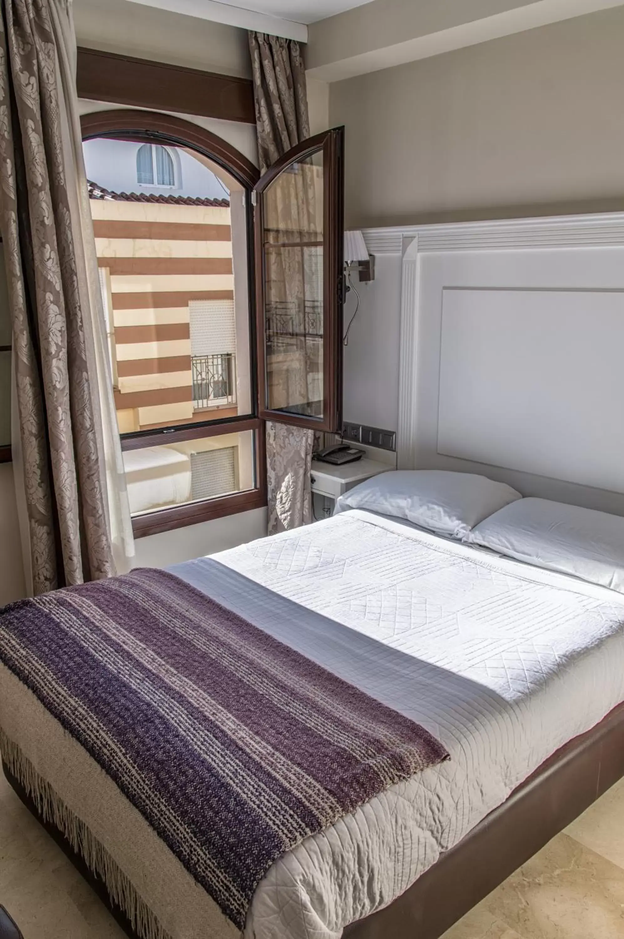 Bedroom, Bed in Hotel Sevilla