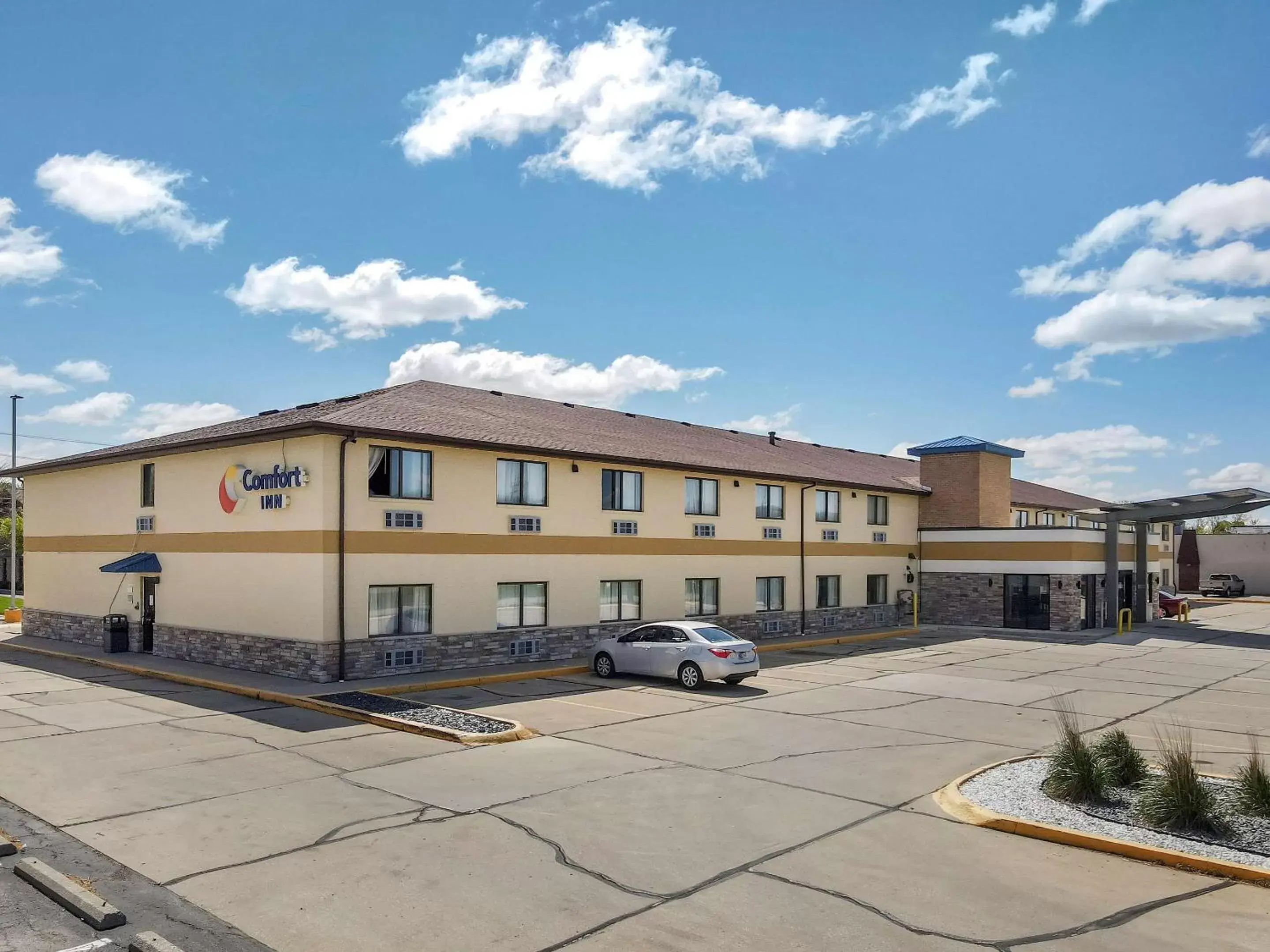 Property Building in Comfort Inn Near Kokomo Speedway