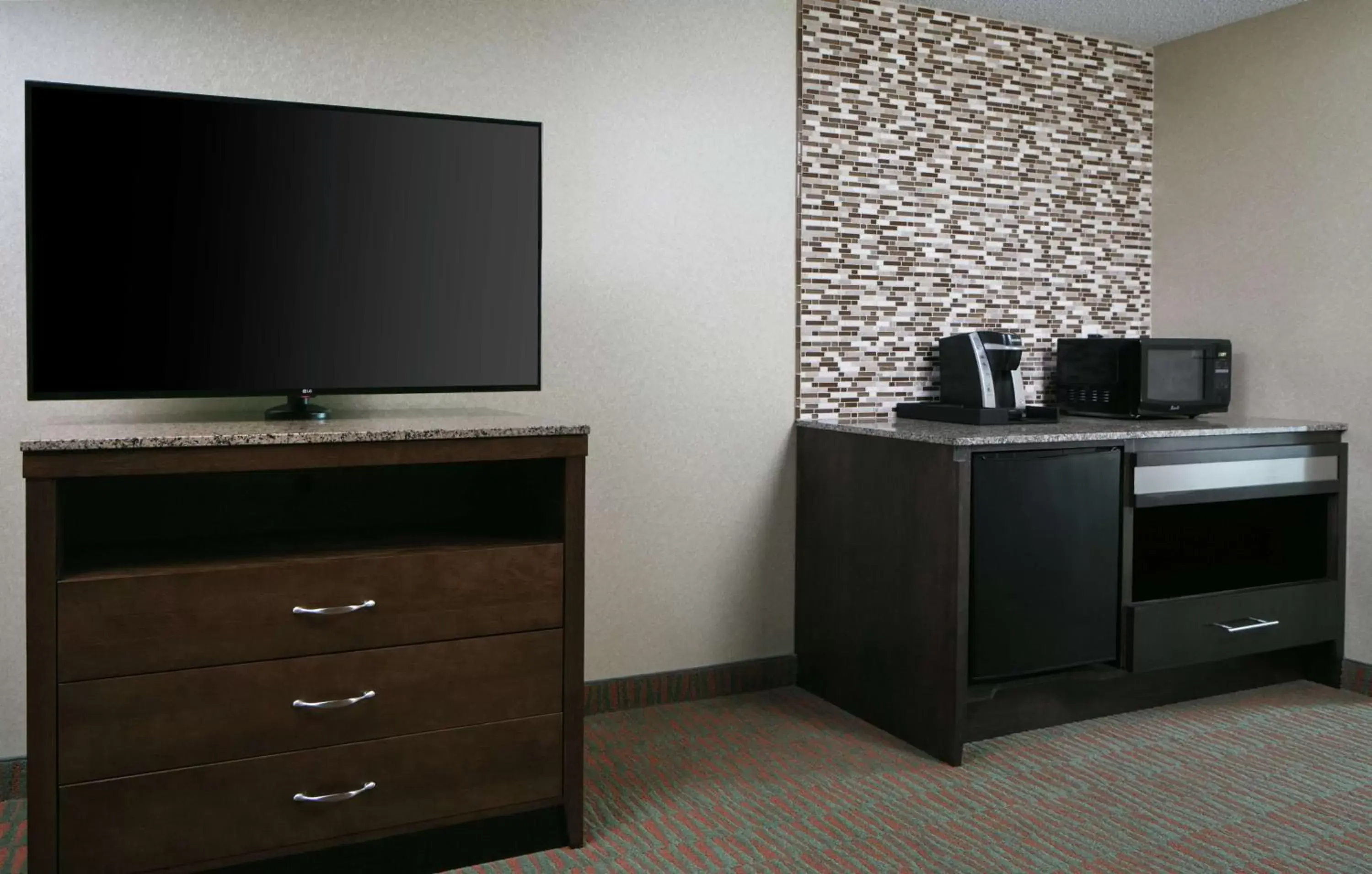 Bedroom, TV/Entertainment Center in Hilton Garden Inn Manhattan Kansas