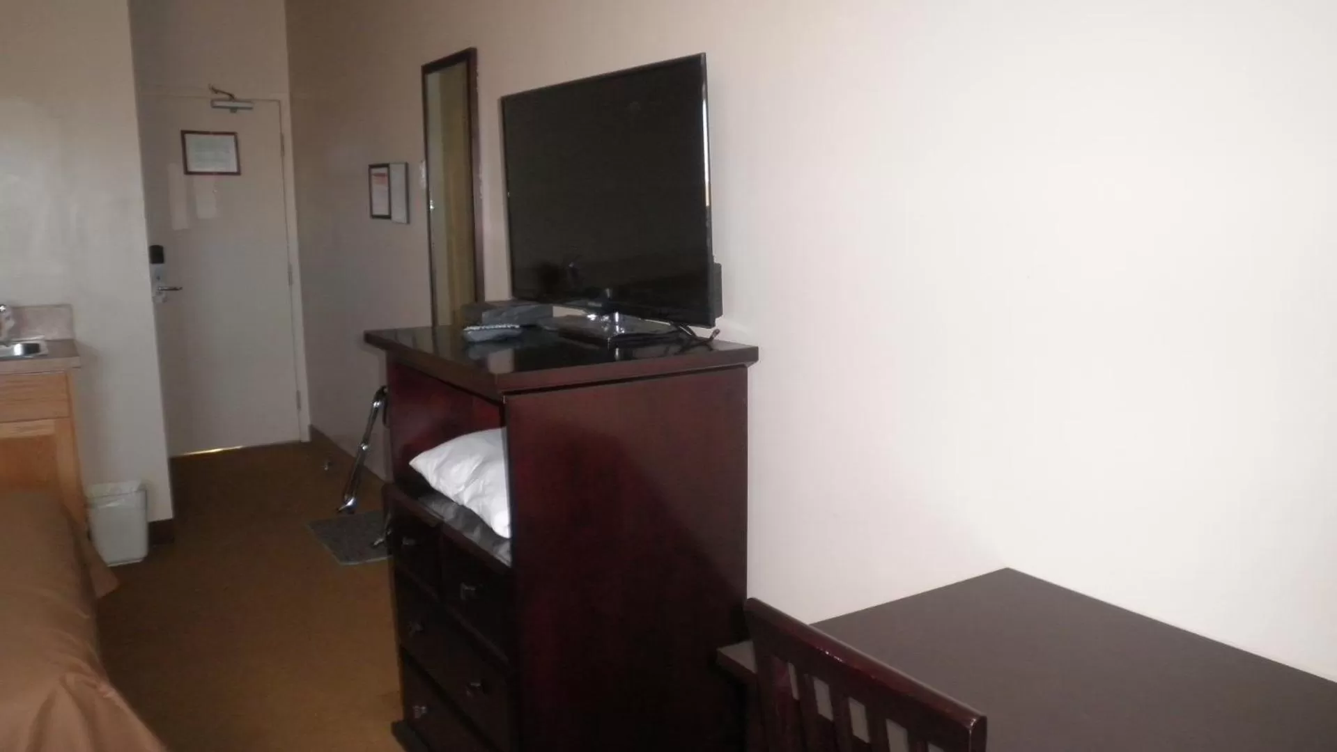 TV/Entertainment Center in Travel Inn & Suites