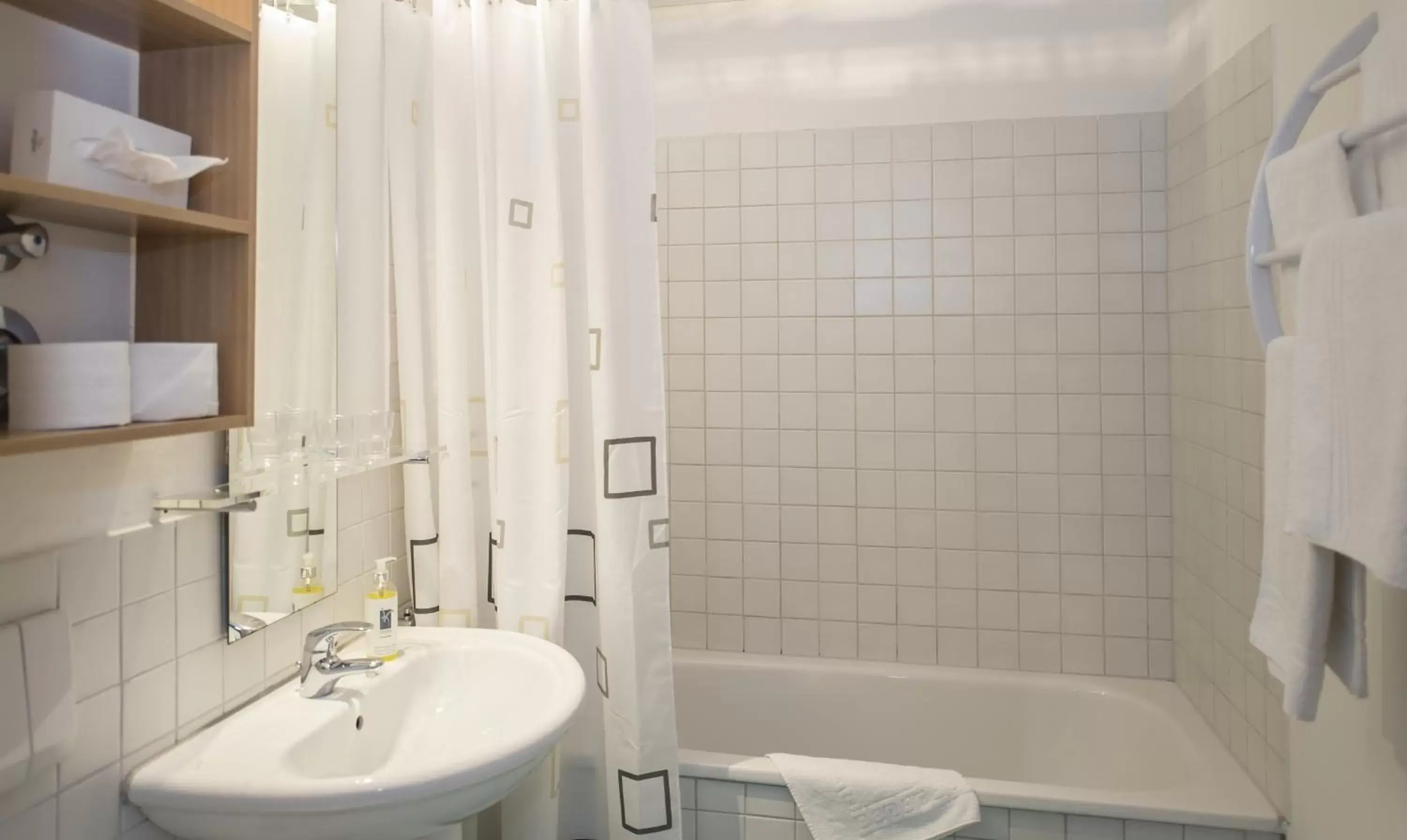 Photo of the whole room, Bathroom in Apartment Hotel Konstanz