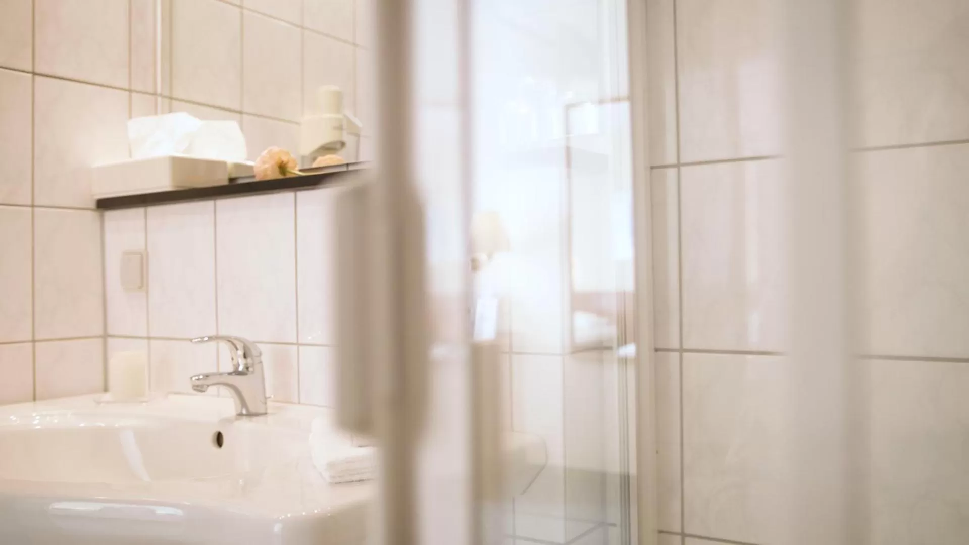 Shower in Hotel Blankenfeld